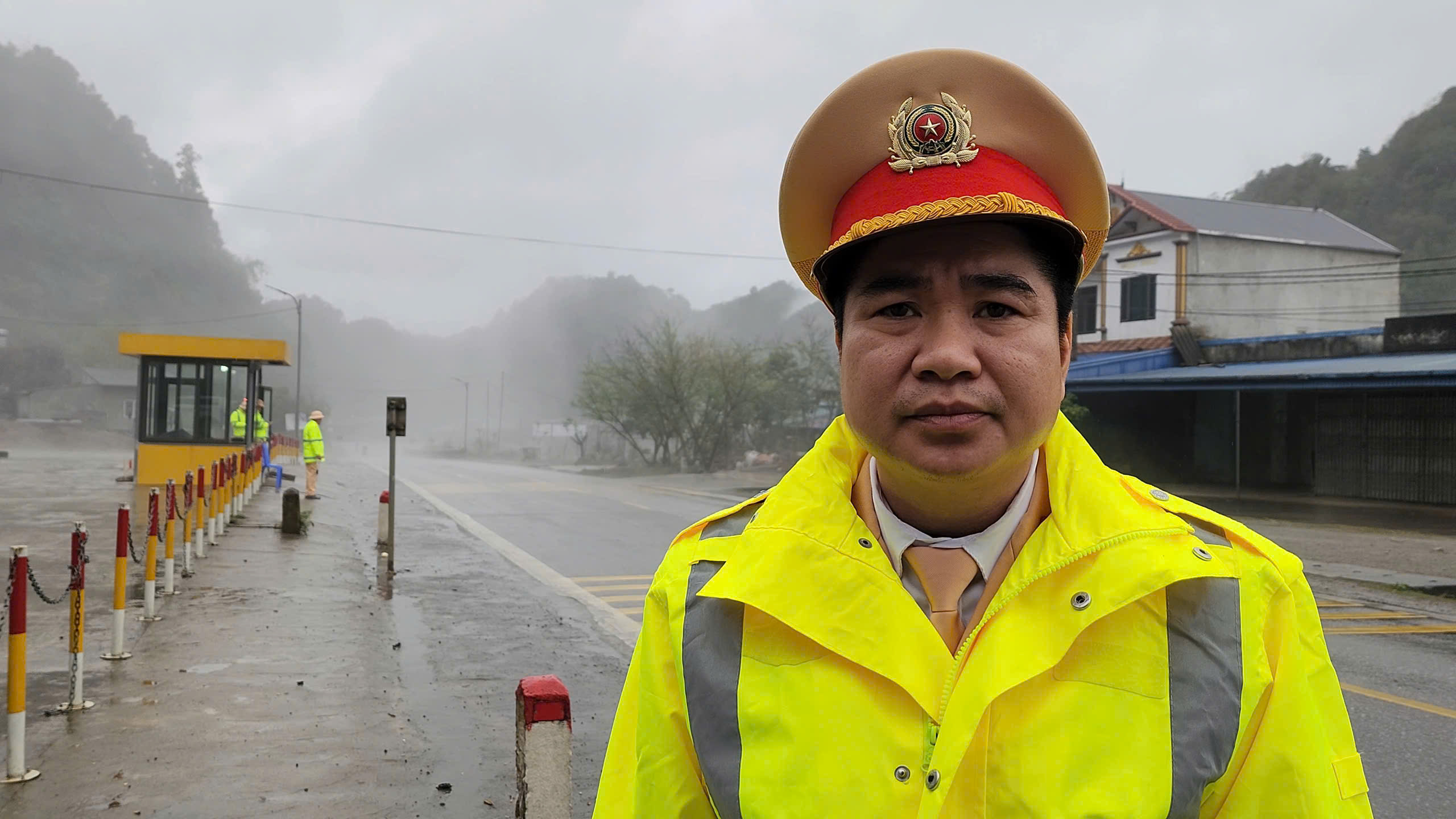 Sương m&ugrave; phủ d&agrave;y đặc tr&ecirc;n QL6, CSGT thường xuy&ecirc;n tuần tra, ph&aacute;t loa cảnh b&aacute;o- Ảnh 13.