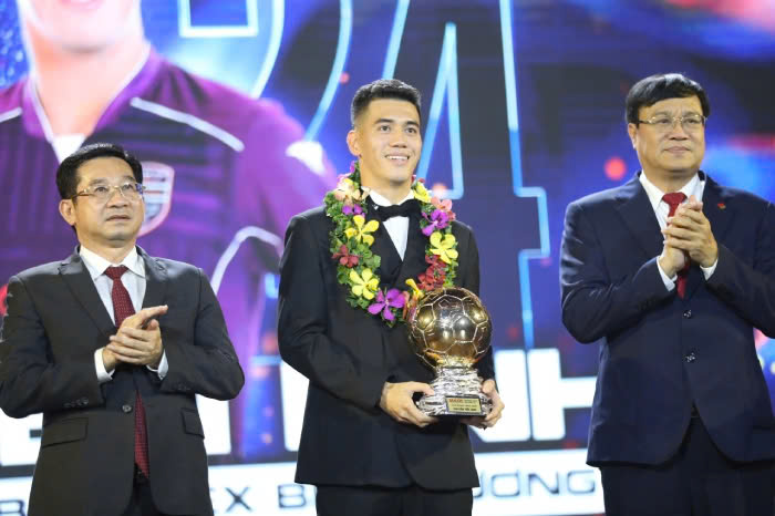 Tiến Linh lần đầu nhận Quả b&oacute;ng V&agrave;ng Việt Nam- Ảnh 1.