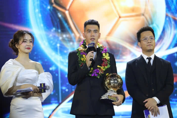 Quả b&oacute;ng V&agrave;ng Tiến Linh c&oacute; h&agrave;nh động khiến tất cả trầm trồ- Ảnh 1.