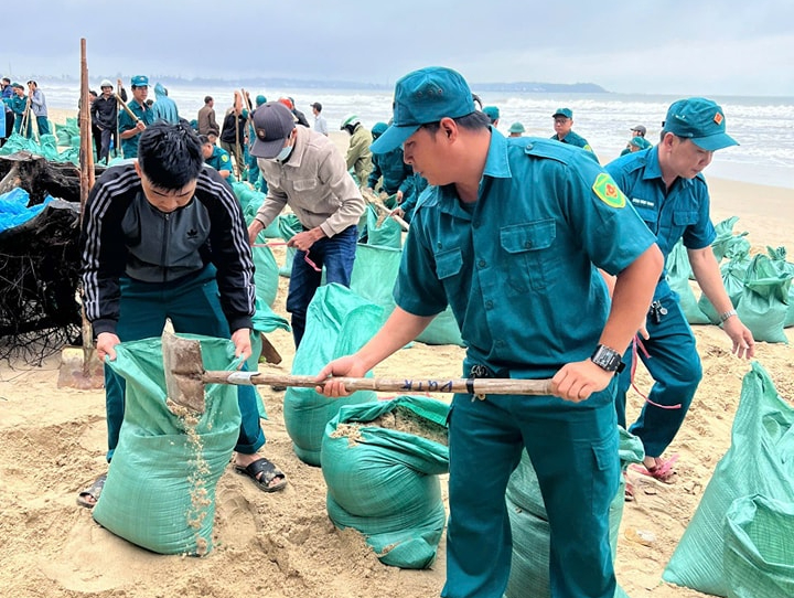 Quảng Ng&atilde;i: S&oacute;ng dữ bất thường, h&agrave;ng trăm người "cứu" b&atilde;i tắm Mỹ Kh&ecirc;- Ảnh 2.