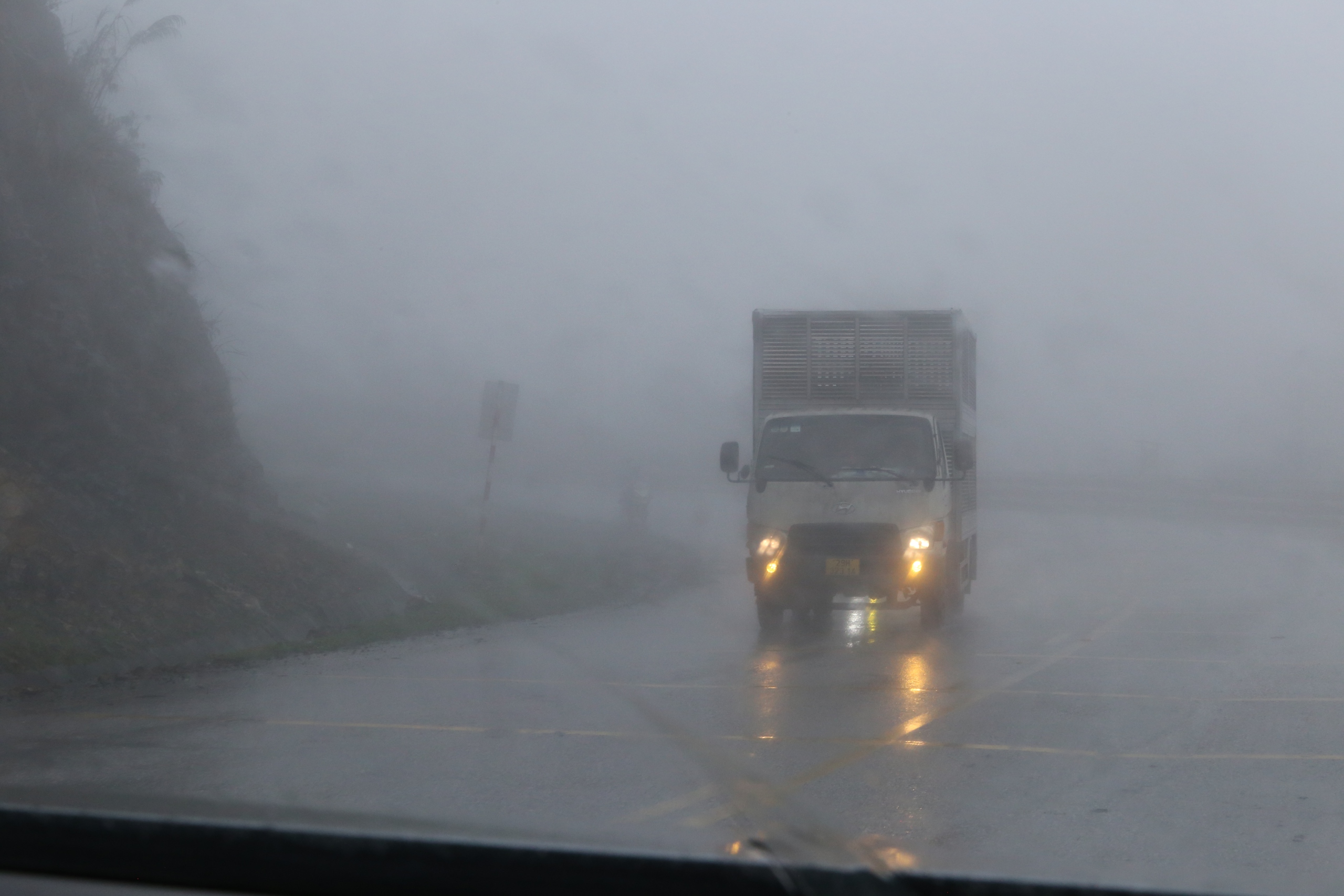 Sương m&ugrave; phủ d&agrave;y đặc tr&ecirc;n QL6, CSGT thường xuy&ecirc;n tuần tra, ph&aacute;t loa cảnh b&aacute;o- Ảnh 17.