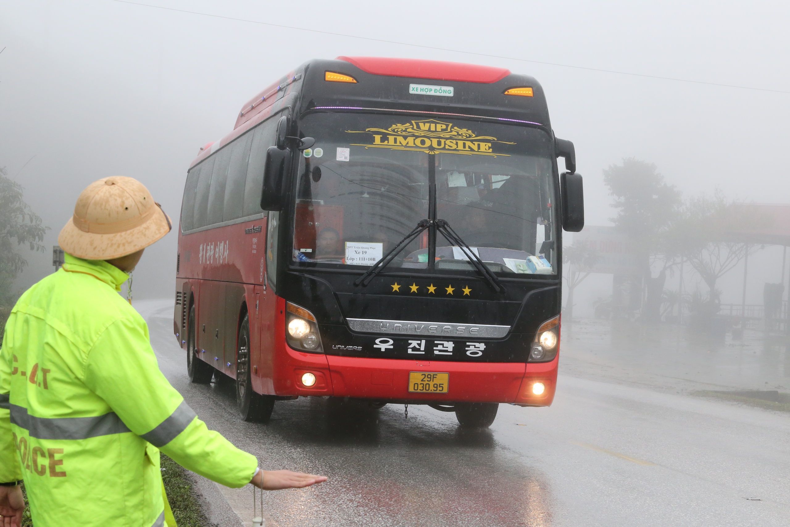 Sương m&ugrave; phủ d&agrave;y đặc tr&ecirc;n QL6, CSGT thường xuy&ecirc;n tuần tra, ph&aacute;t loa cảnh b&aacute;o- Ảnh 4.