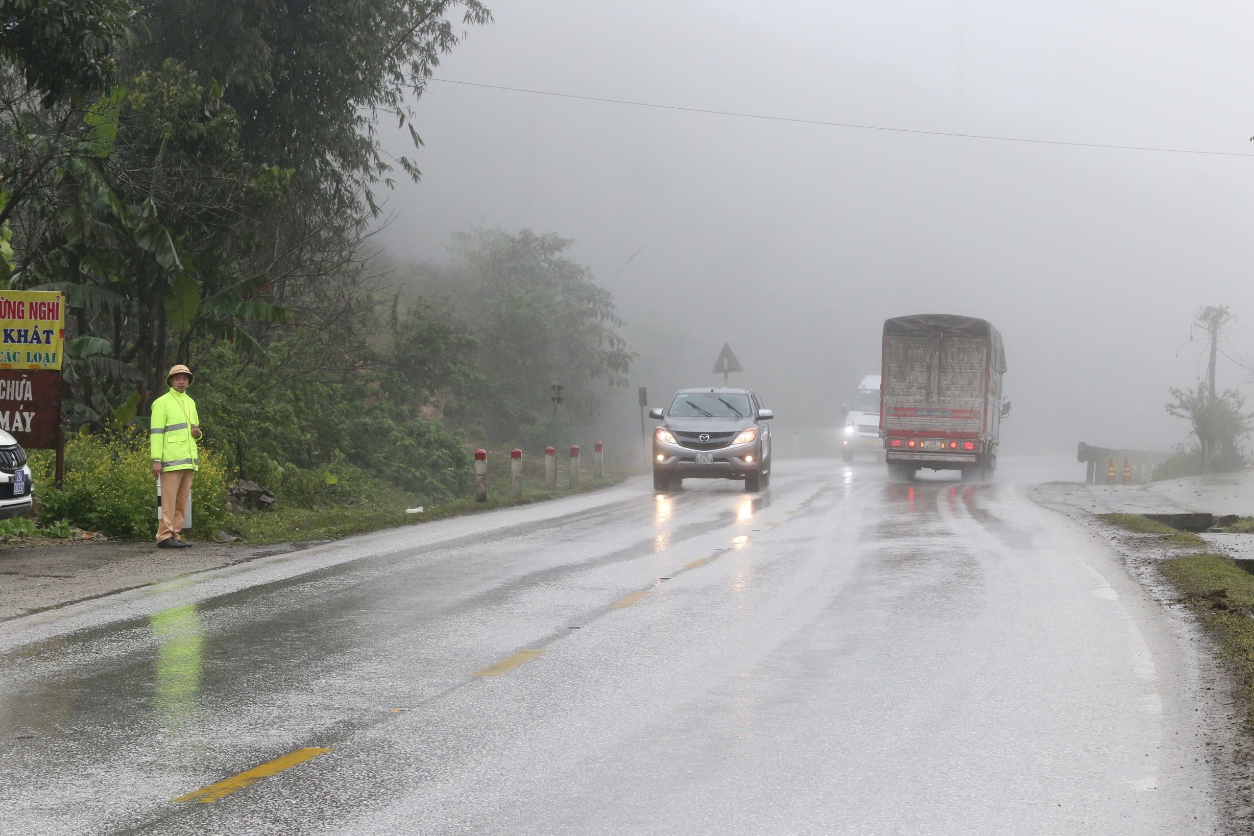 Sương m&ugrave; phủ d&agrave;y đặc tr&ecirc;n QL6, CSGT thường xuy&ecirc;n tuần tra, ph&aacute;t loa cảnh b&aacute;o- Ảnh 7.