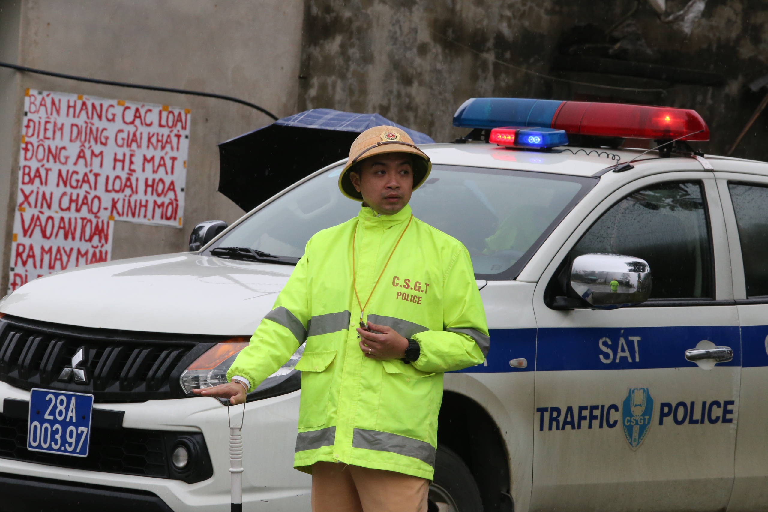 Sương m&ugrave; phủ d&agrave;y đặc tr&ecirc;n QL6, CSGT thường xuy&ecirc;n tuần tra, ph&aacute;t loa cảnh b&aacute;o- Ảnh 9.