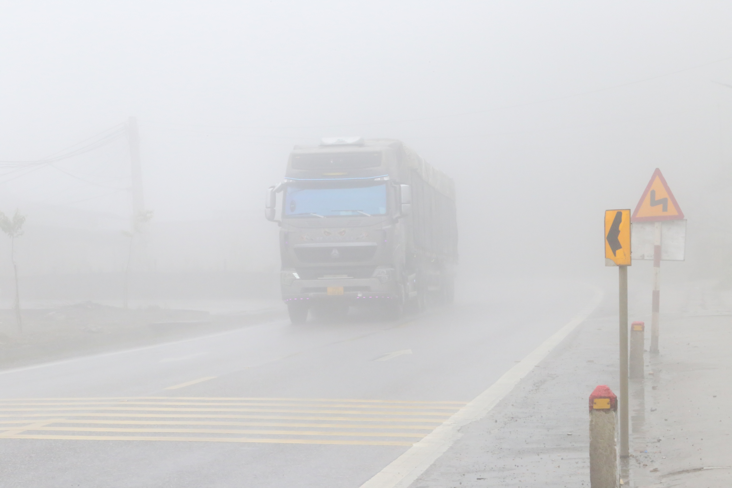 Sương m&ugrave; phủ d&agrave;y đặc tr&ecirc;n QL6, CSGT thường xuy&ecirc;n tuần tra, ph&aacute;t loa cảnh b&aacute;o- Ảnh 21.