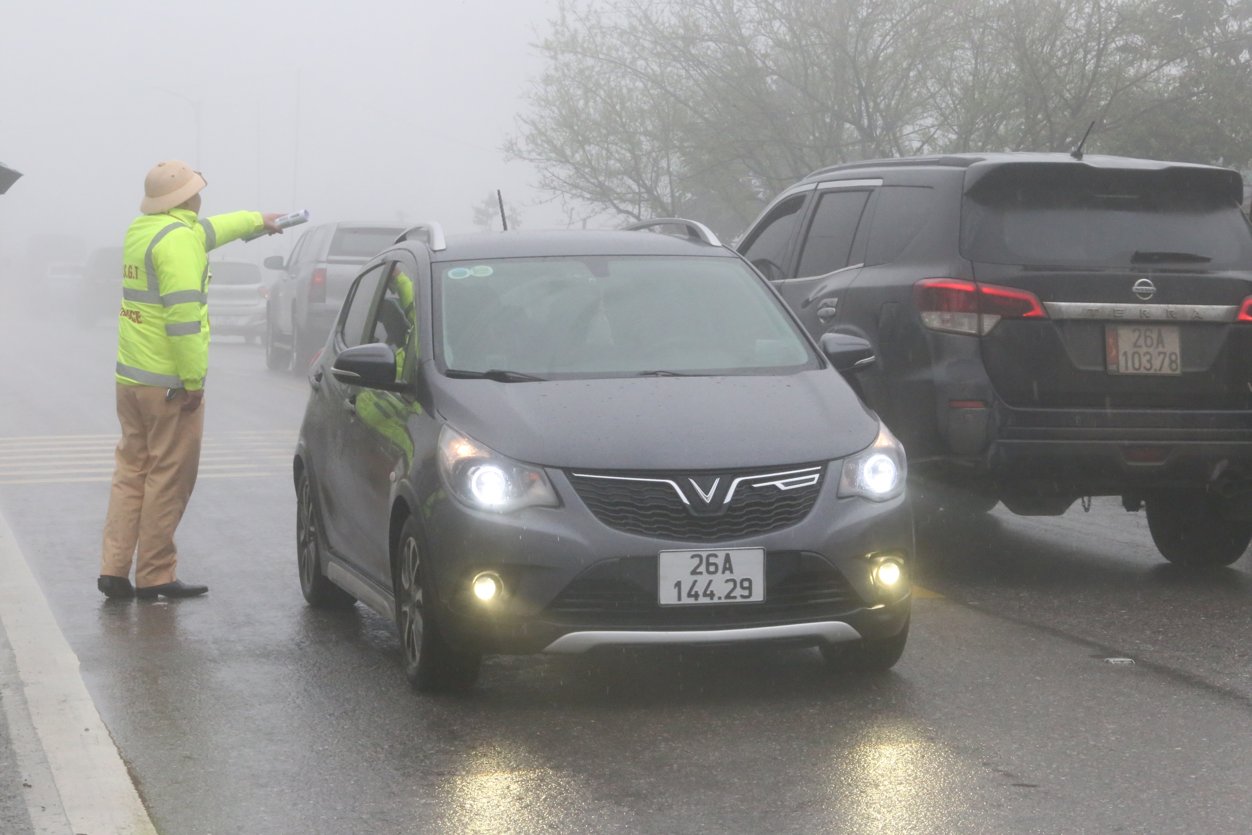 Sương m&ugrave; phủ d&agrave;y đặc tr&ecirc;n QL6, CSGT thường xuy&ecirc;n tuần tra, ph&aacute;t loa cảnh b&aacute;o- Ảnh 20.