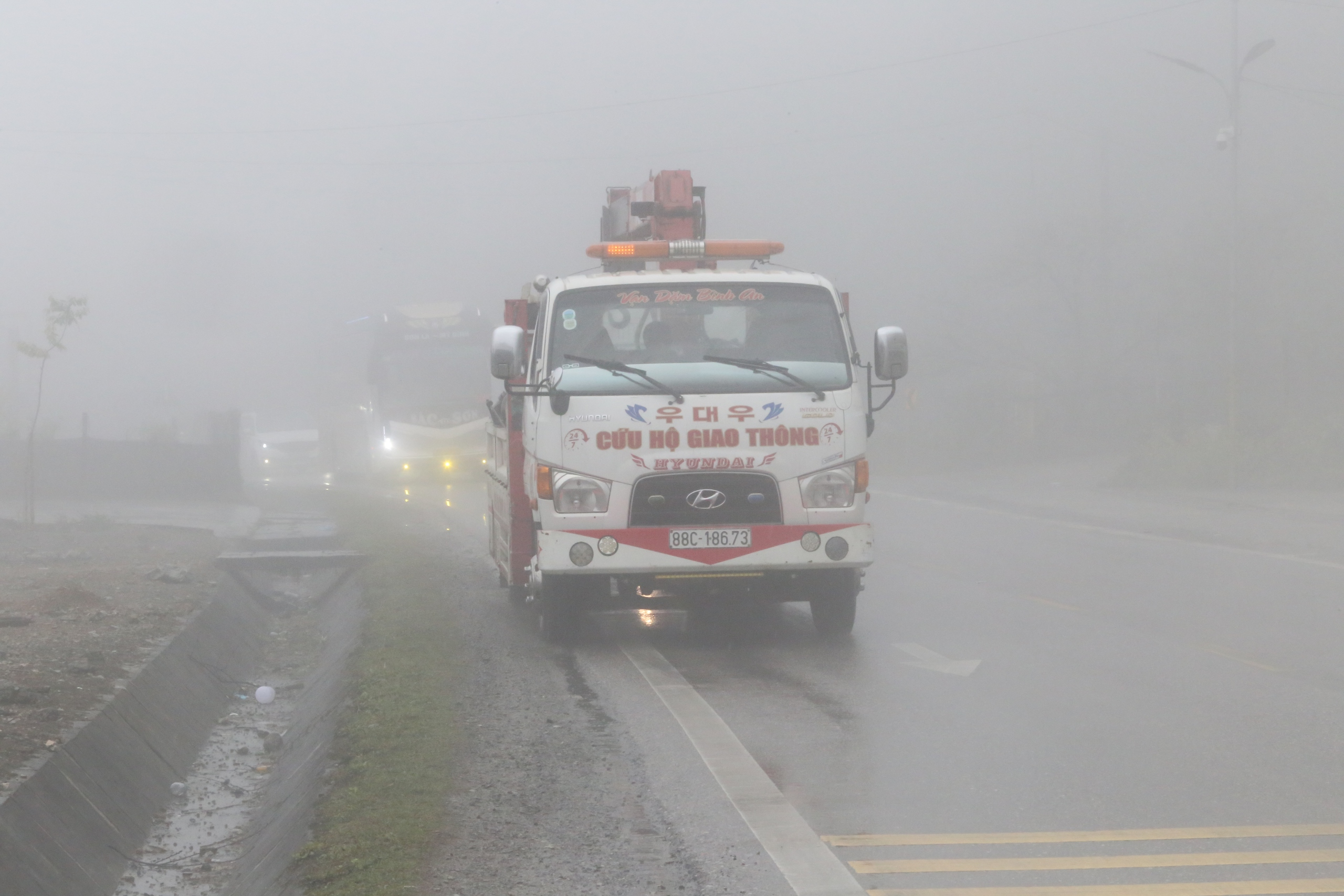 Sương m&ugrave; phủ d&agrave;y đặc tr&ecirc;n QL6, CSGT thường xuy&ecirc;n tuần tra, ph&aacute;t loa cảnh b&aacute;o- Ảnh 10.