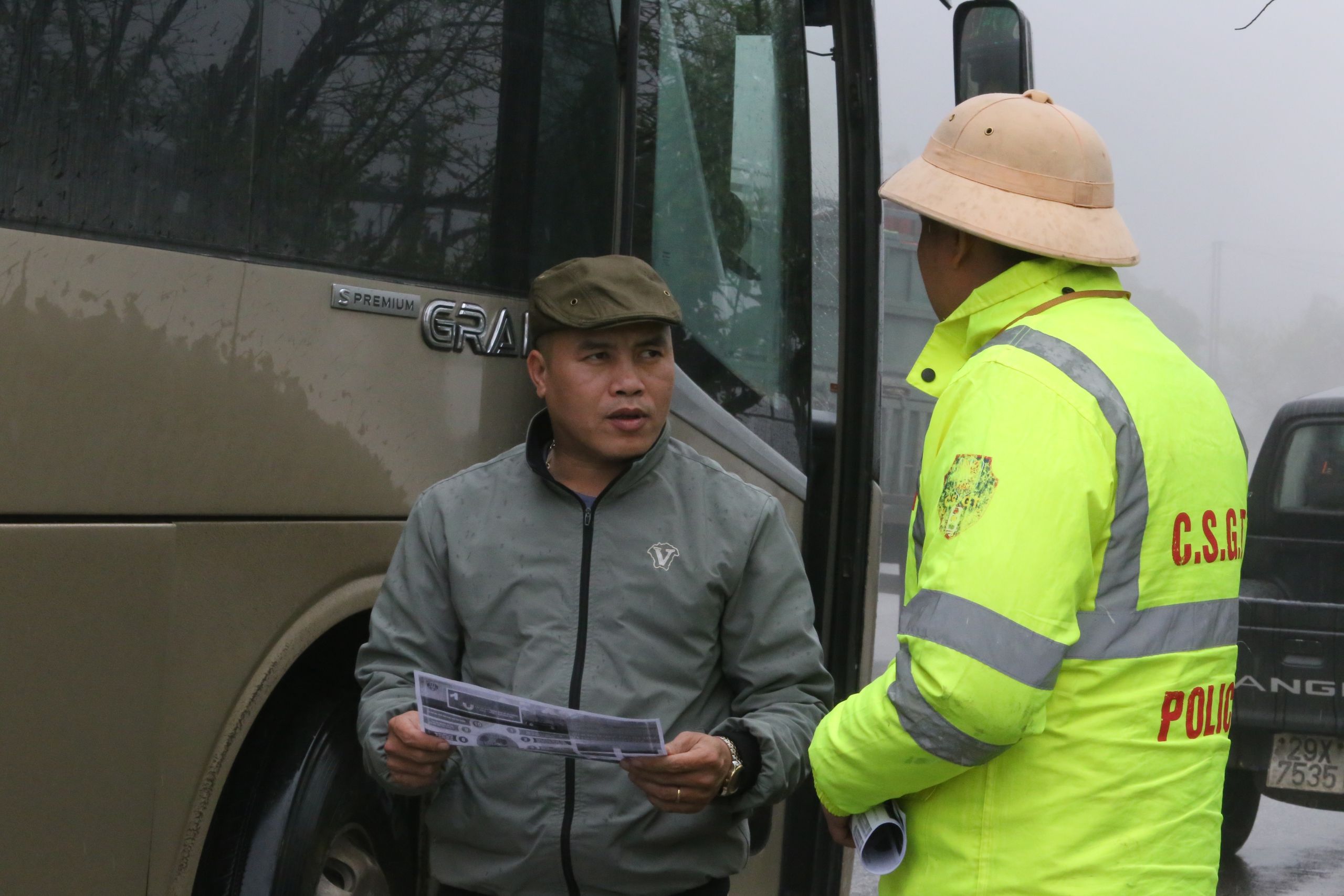 Sương m&ugrave; phủ d&agrave;y đặc tr&ecirc;n QL6, CSGT thường xuy&ecirc;n tuần tra, ph&aacute;t loa cảnh b&aacute;o- Ảnh 6.