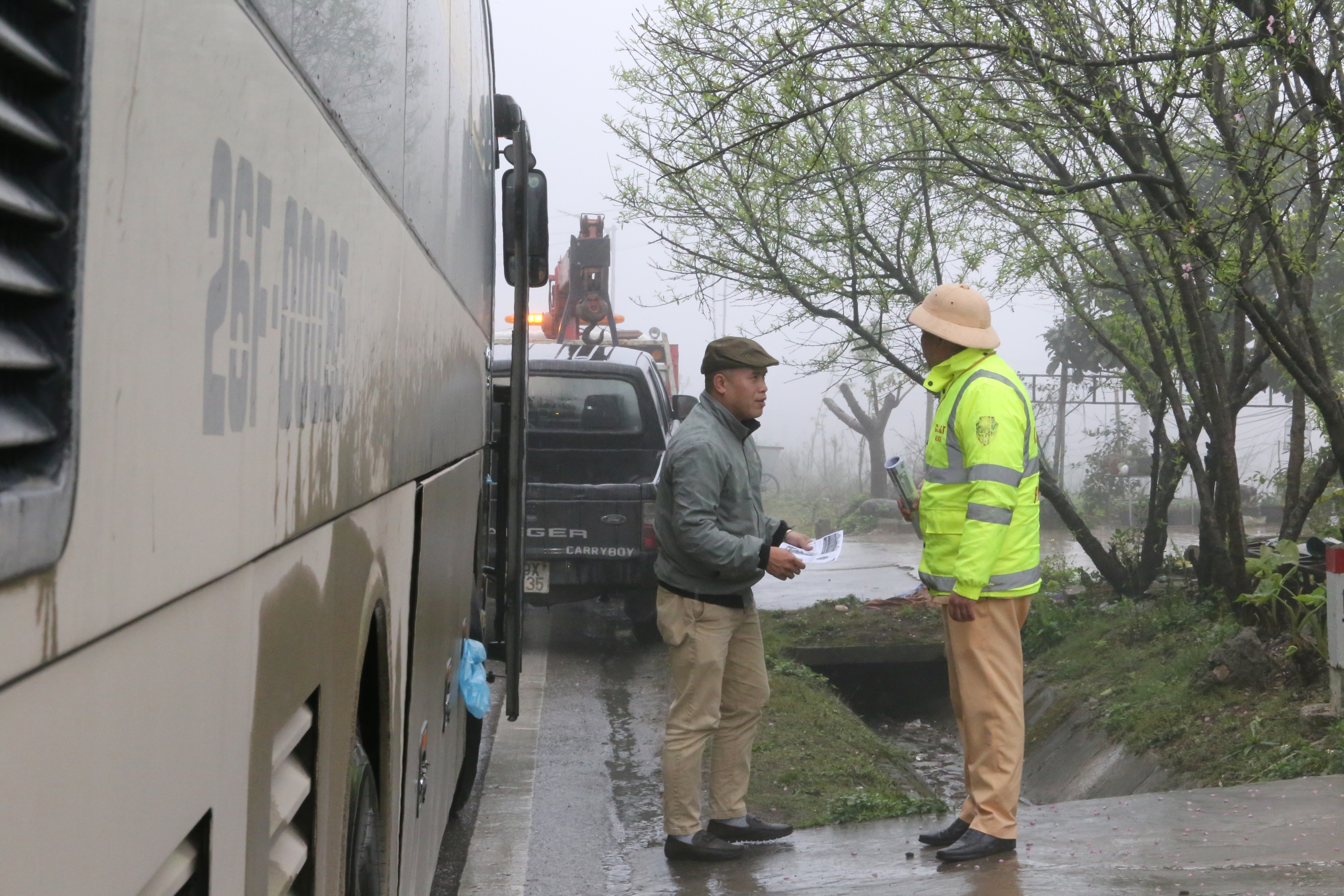 Sương m&ugrave; phủ d&agrave;y đặc tr&ecirc;n QL6, CSGT thường xuy&ecirc;n tuần tra, ph&aacute;t loa cảnh b&aacute;o- Ảnh 18.