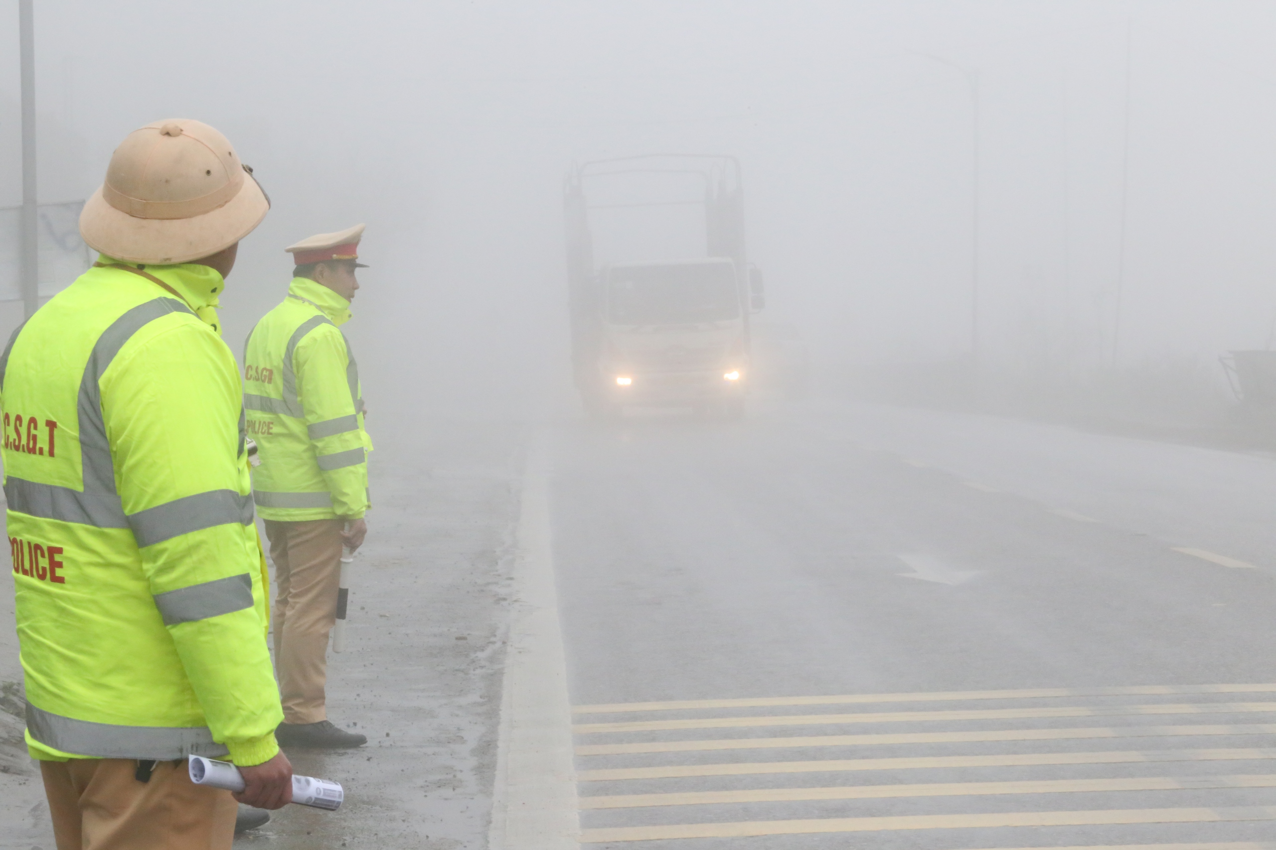 Sương m&ugrave; phủ d&agrave;y đặc tr&ecirc;n QL6, CSGT thường xuy&ecirc;n tuần tra, ph&aacute;t loa cảnh b&aacute;o- Ảnh 3.