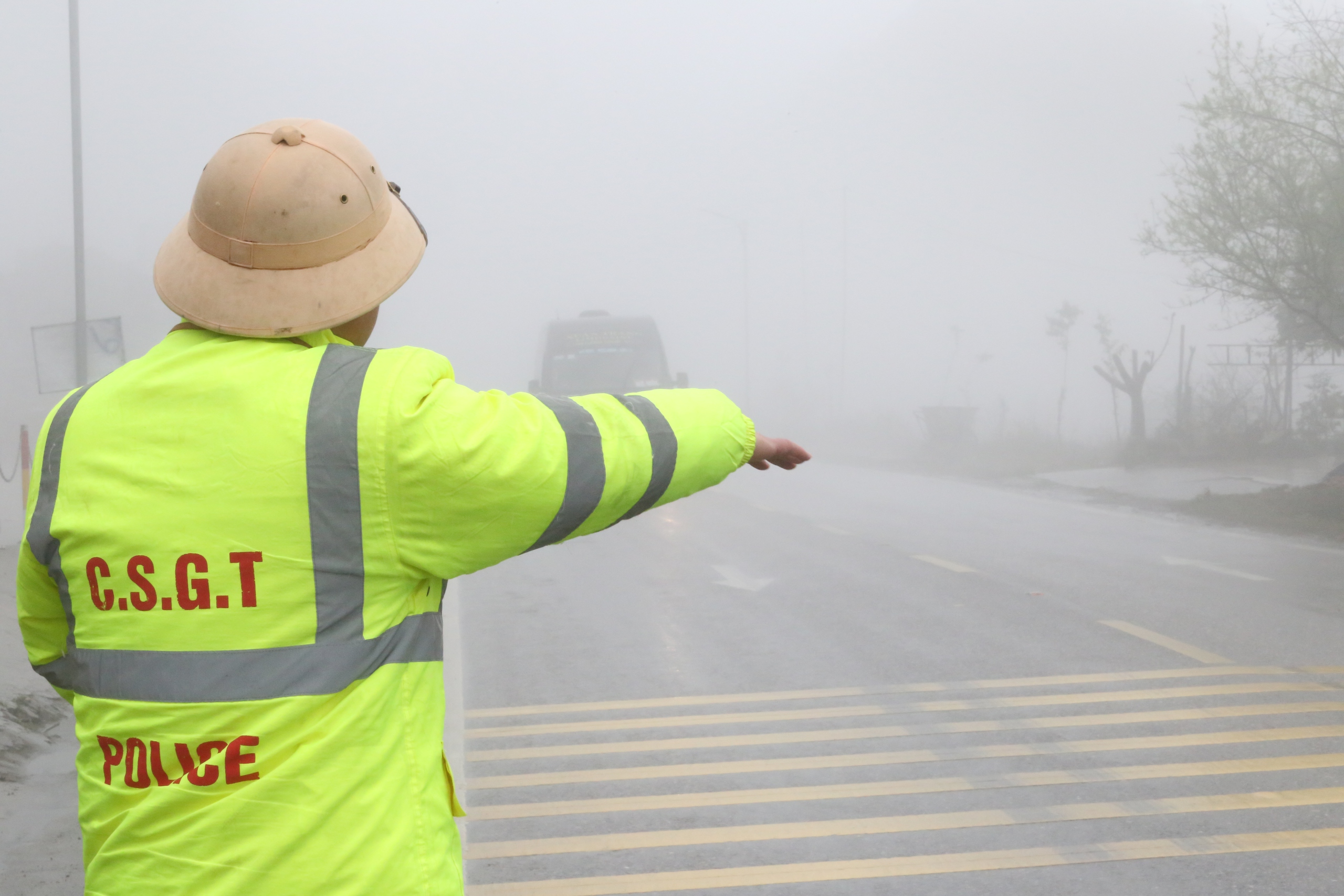 Sương m&ugrave; phủ d&agrave;y đặc tr&ecirc;n QL6, CSGT thường xuy&ecirc;n tuần tra, ph&aacute;t loa cảnh b&aacute;o- Ảnh 19.