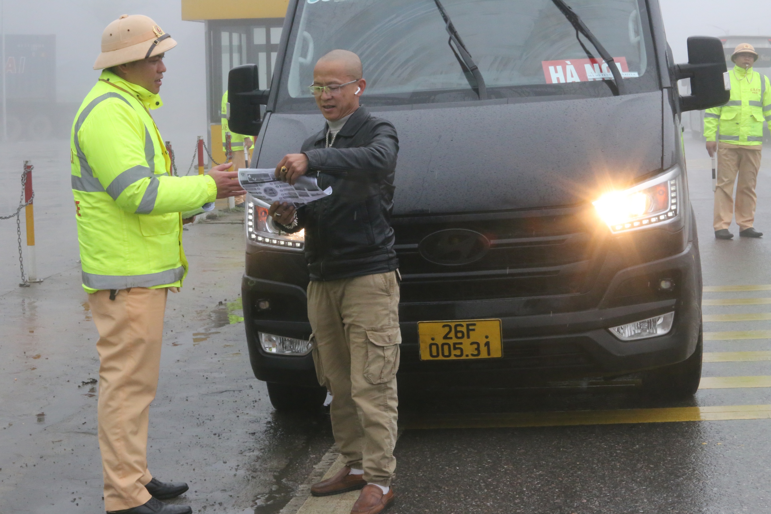 Sương m&ugrave; phủ d&agrave;y đặc tr&ecirc;n QL6, CSGT thường xuy&ecirc;n tuần tra, ph&aacute;t loa cảnh b&aacute;o- Ảnh 12.