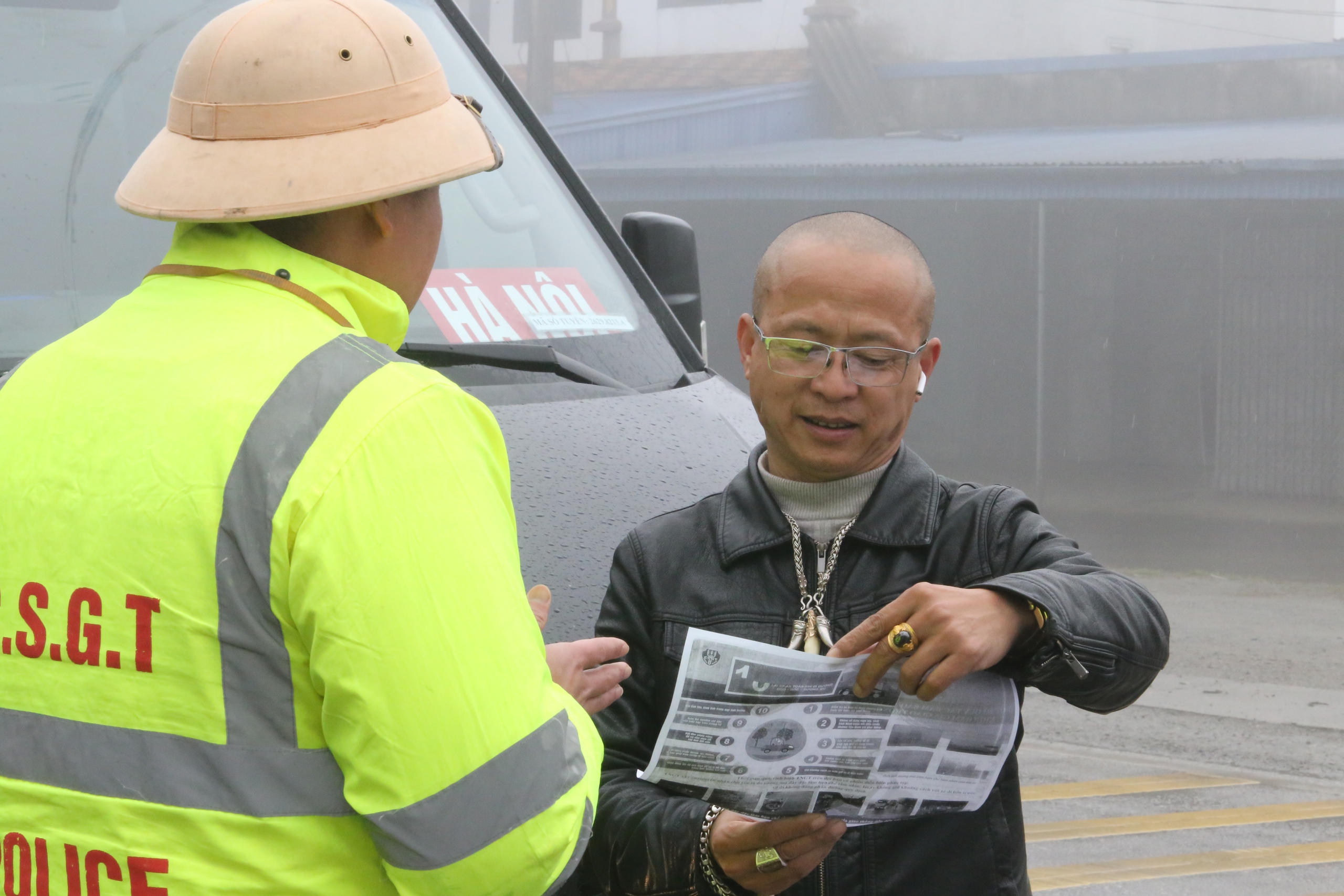 Sương m&ugrave; phủ d&agrave;y đặc tr&ecirc;n QL6, CSGT thường xuy&ecirc;n tuần tra, ph&aacute;t loa cảnh b&aacute;o- Ảnh 14.