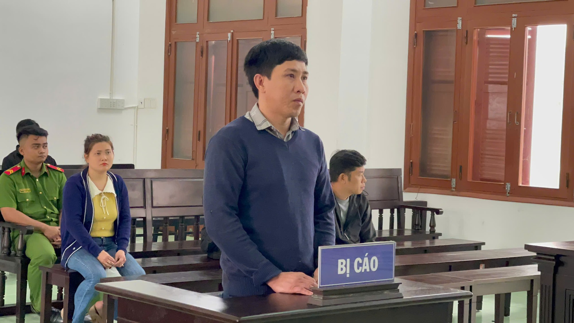 Lĩnh &aacute;n t&ugrave; v&igrave; ch&eacute;m h&agrave;ng x&oacute;m do nghi ngờ c&oacute; quan hệ bất ch&iacute;nh với vợ m&igrave;nh- Ảnh 1.