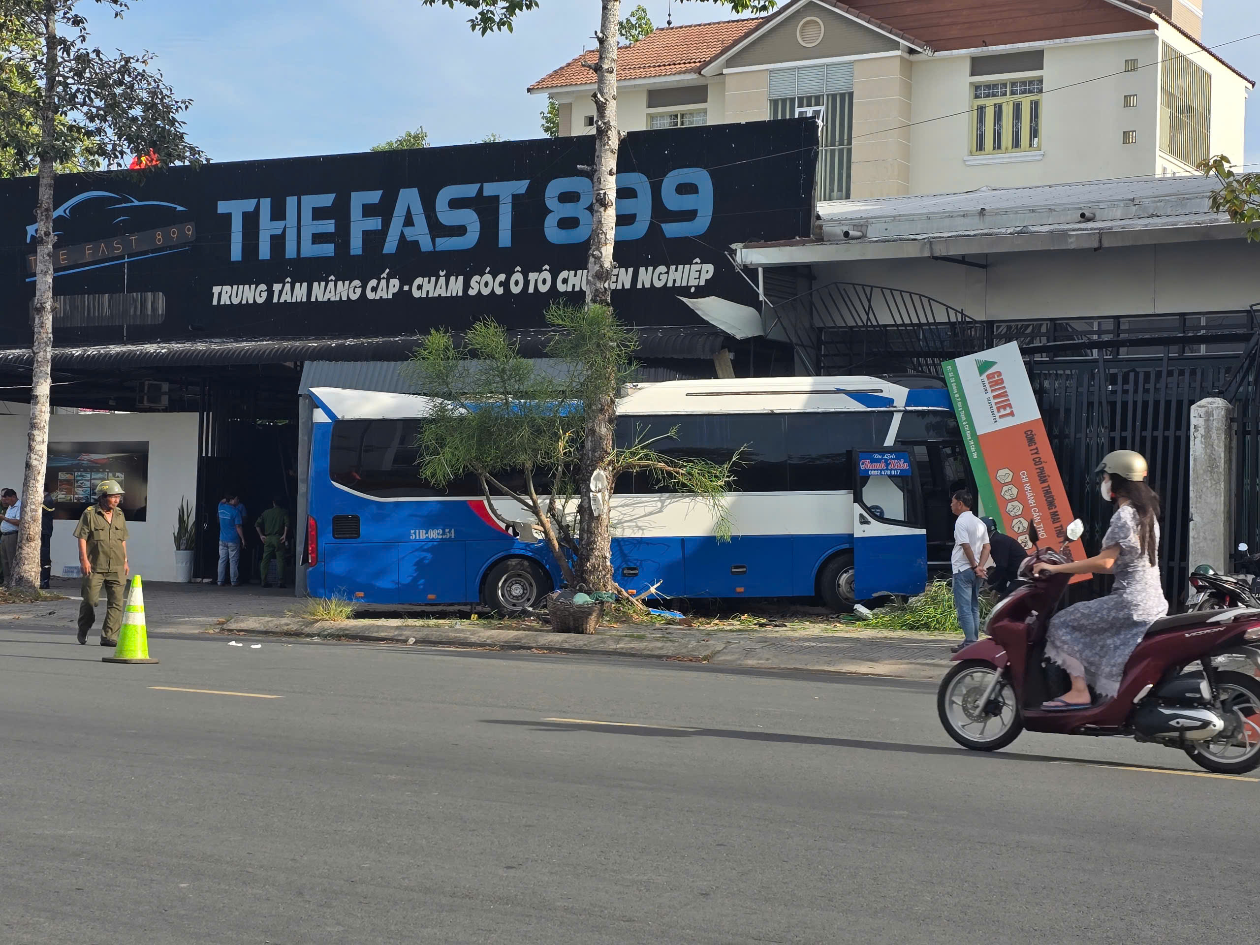 Xe bu&yacute;t đưa đ&oacute;n học sinh t&ocirc;ng xe m&aacute;y, l&agrave;m đổ cổng nh&agrave;, một người nguy kịch- Ảnh 1.