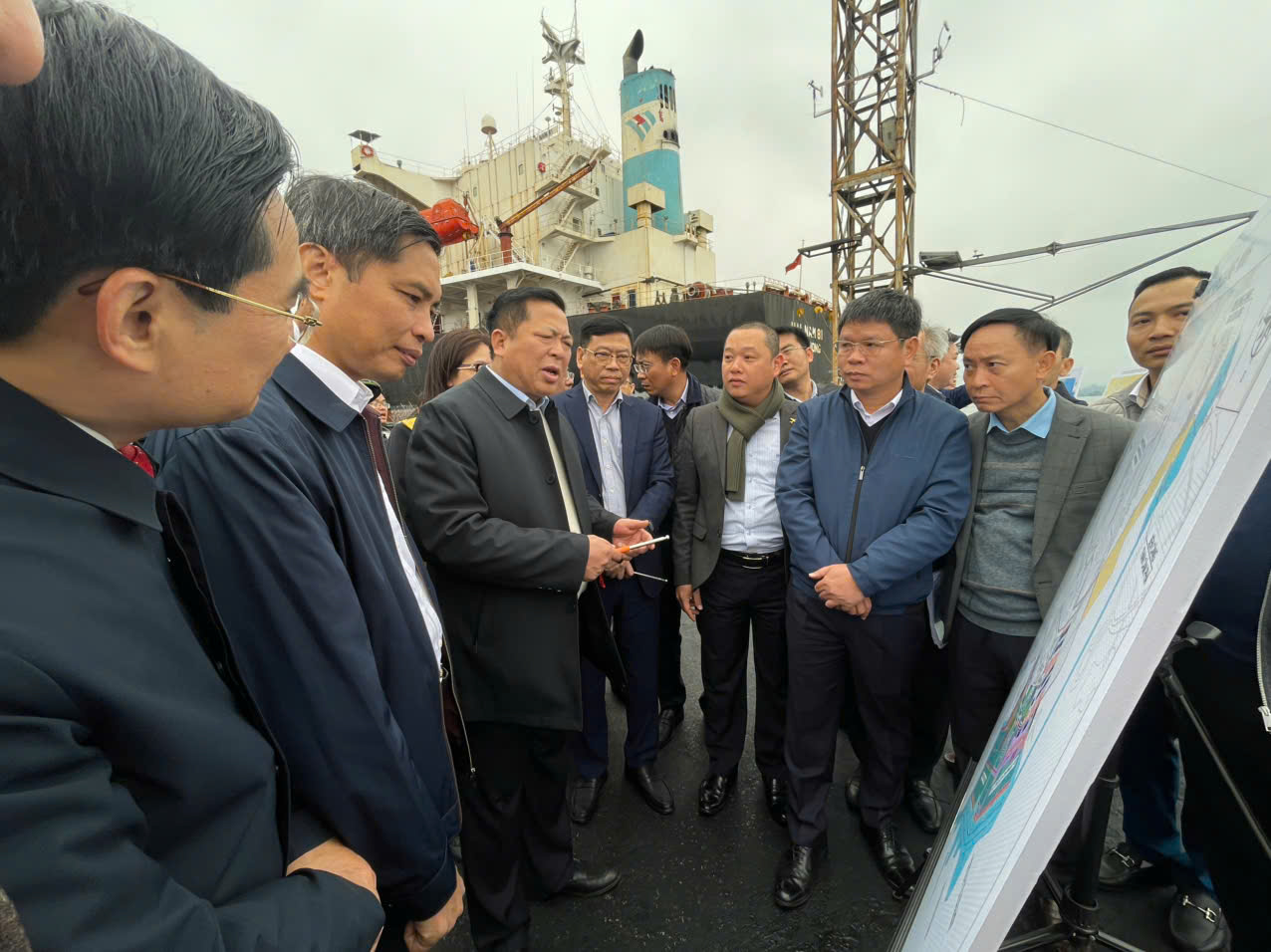 Bộ trưởng Trần Hồng Minh thị s&aacute;t cảng Cẩm Phả, Lạch Huyện- Ảnh 2.