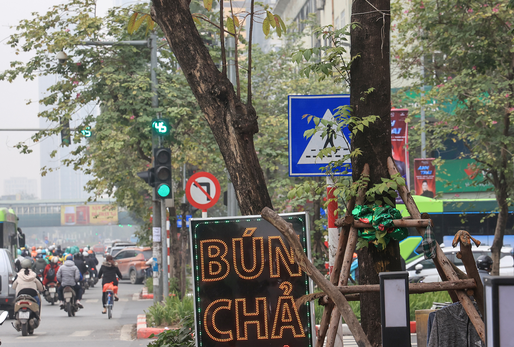 H&agrave; Nội: Dẹp biển b&aacute;o giao th&ocirc;ng đ&aacute;nh đố người đi đường- Ảnh 1.