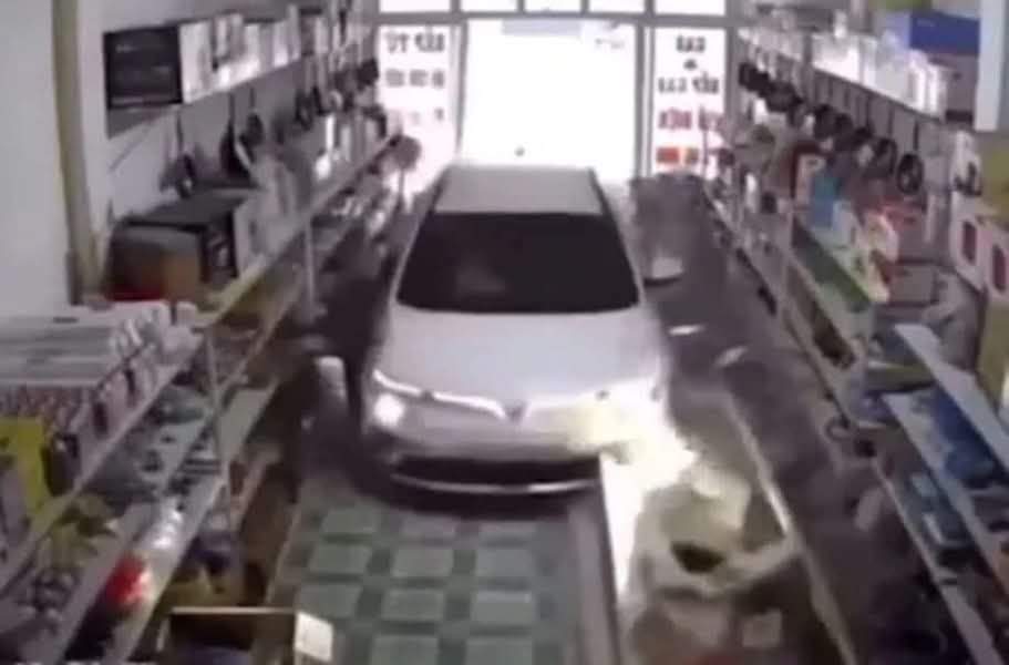 Khởi tố t&agrave;i xế lao &ocirc; t&ocirc; v&agrave;o nh&agrave;, t&ocirc;ng b&eacute; g&aacute;i tử vong tại Tuy&ecirc;n Quang- Ảnh 1.