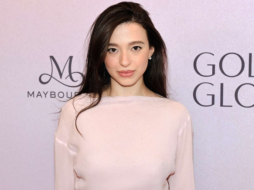 C&ocirc; g&aacute;i nhỏ nh&uacute;t nh&aacute;t Mikey Madison của Anora liệu c&oacute; l&agrave;m n&ecirc;n chuyện tại m&ugrave;a Oscar 2025- Ảnh 4.