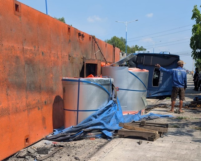 Xe đầu k&eacute;o chở t&ocirc;n lật nh&agrave;o giữa đường phố ở B&igrave;nh Dương- Ảnh 1.