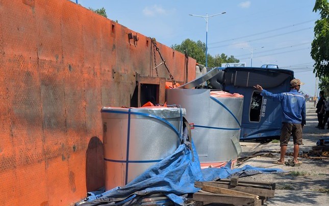 Xe đầu k&eacute;o chở t&ocirc;n lật nh&agrave;o giữa đường phố ở B&igrave;nh Dương