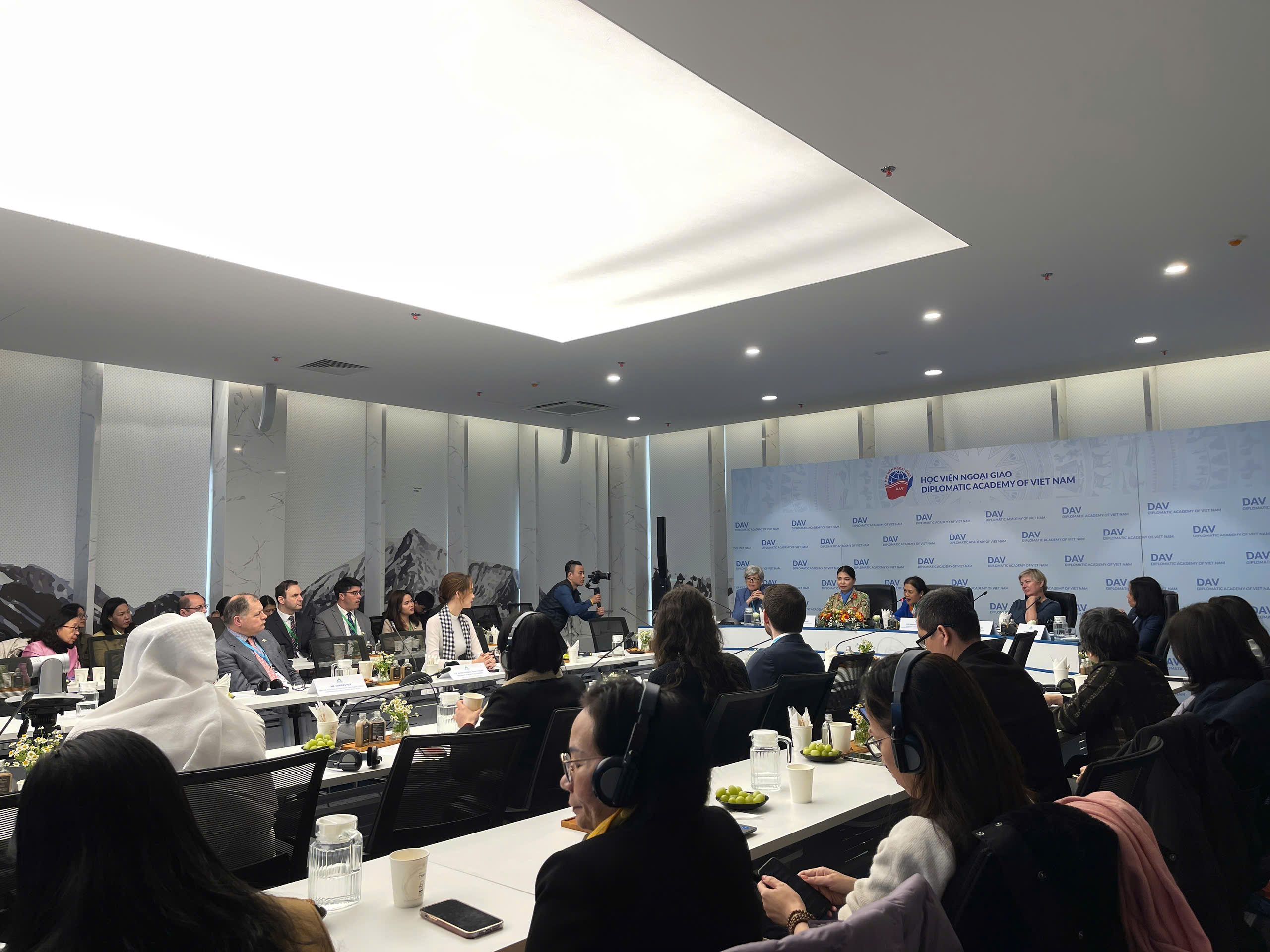 Đối thoại với Tổng Thư ký ASEAN về “Phụ nữ, hòa bình và an ninh_ Hòa nhập kỹ thuật số vì một hòa bình bền vững” (1) Đối thoại với Tổng Thư ký ASEAN về “Phụ nữ, hòa bình và an ninh_ Hòa nhập kỹ thuật số vì một hòa bình bền vững” (1)