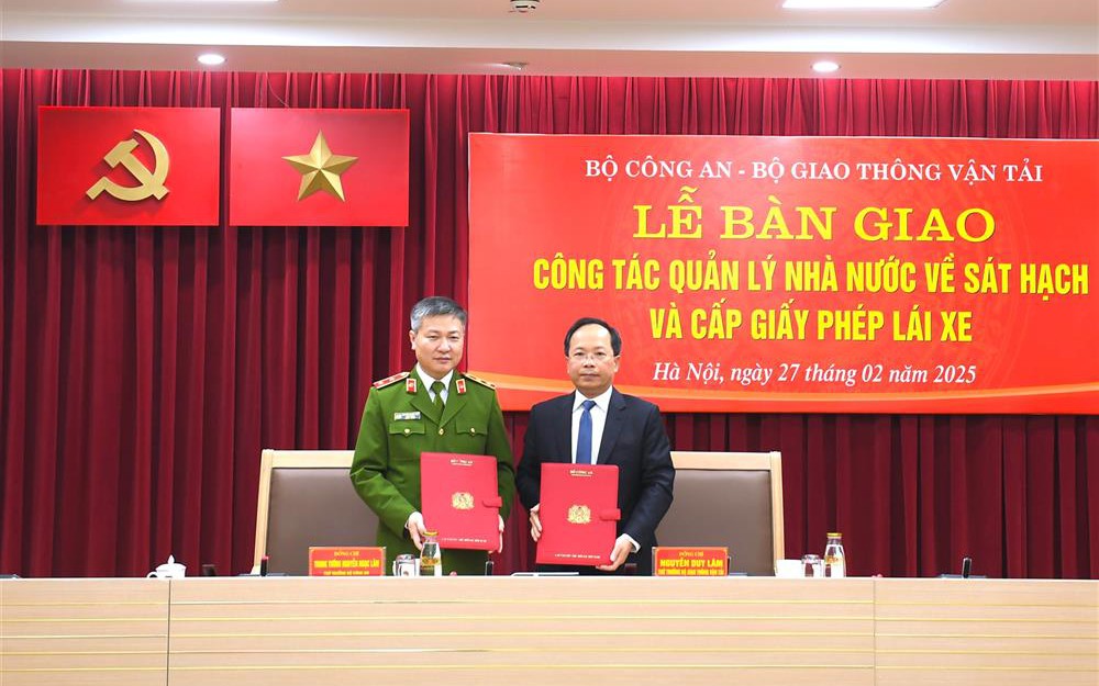 Bộ C&ocirc;ng an tiếp nhận b&agrave;n giao s&aacute;t hạch, cấp GPLX từ Bộ GTVT