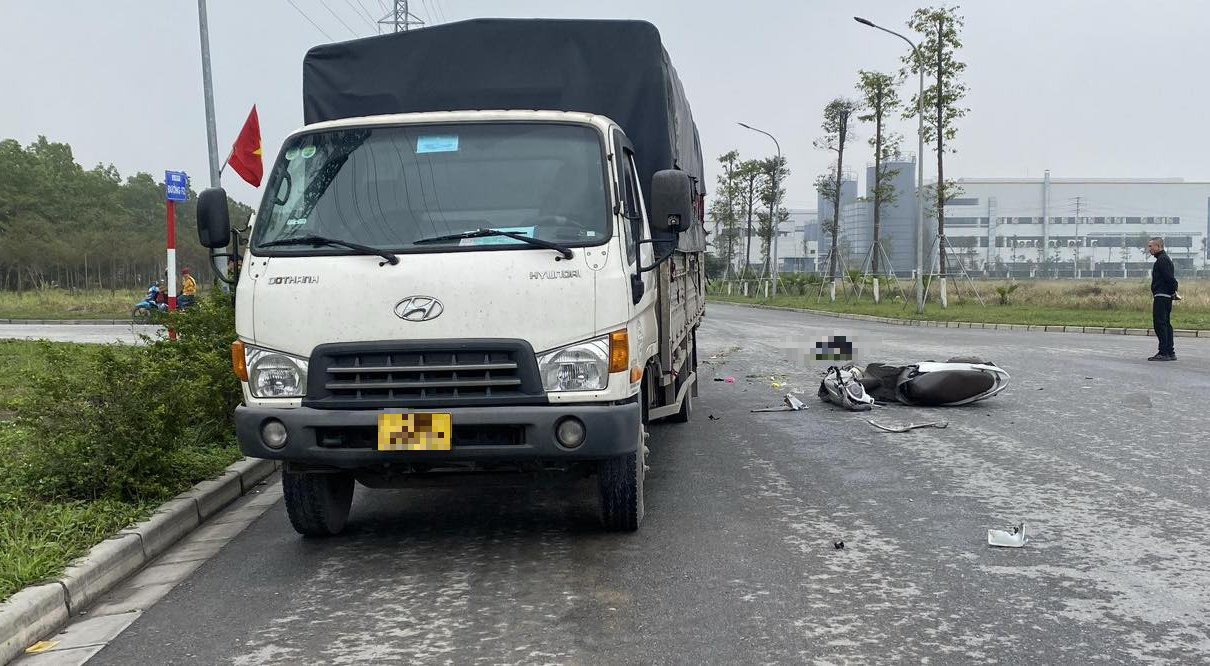 Xe tải t&ocirc;ng xe m&aacute;y giữa ng&atilde; tư, người phụ nữ tử vong tại chỗ- Ảnh 1.