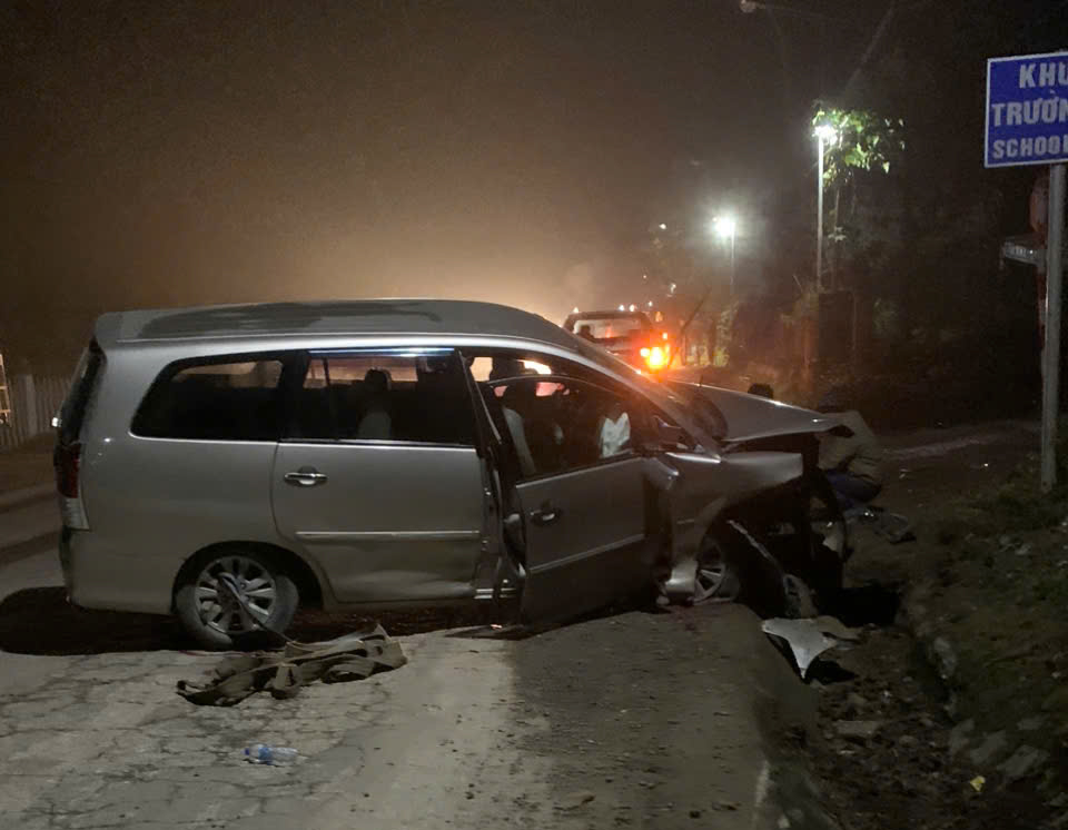 Xe 7 chỗ gặp nạn tr&ecirc;n đường về qu&ecirc; dự lễ tang, 1 người chết, 4 người bị thương- Ảnh 1.