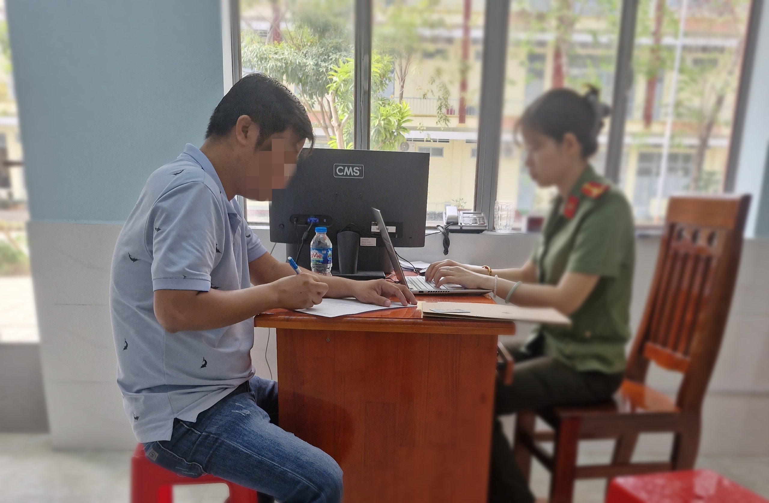 Tiền Giang: C&ocirc;ng an l&agrave;m việc với người đ&agrave;n &ocirc;ng đăng th&ocirc;ng tin s&aacute;p nhập sai sự thật- Ảnh 1.