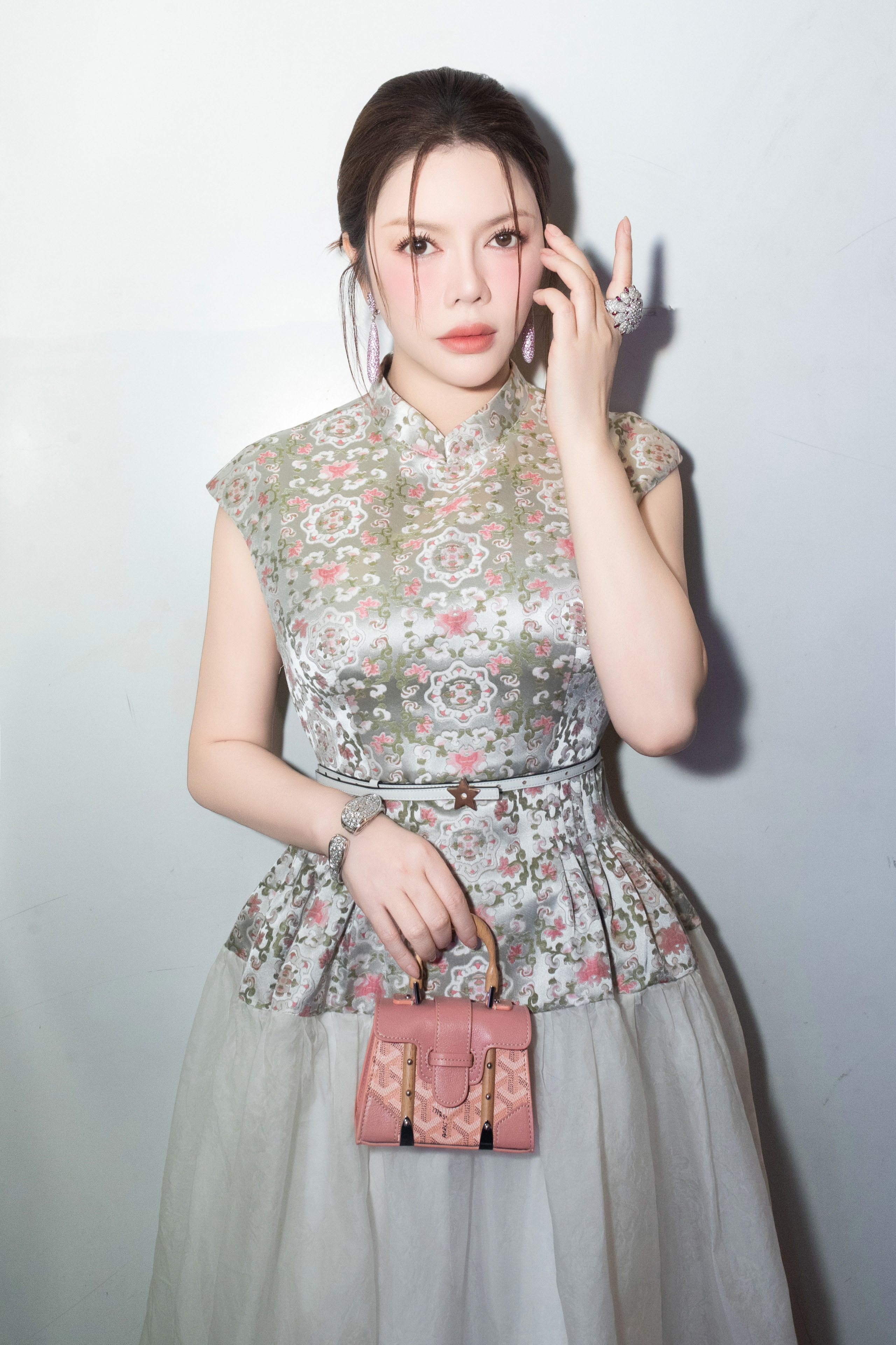 L&yacute; Nh&atilde; Kỳ xuất hiện gợi cảm tại phim "Anh trai say hi", b&aacute;c bỏ th&ocirc;ng tin k&eacute;m sắc, sồ sề- Ảnh 7.