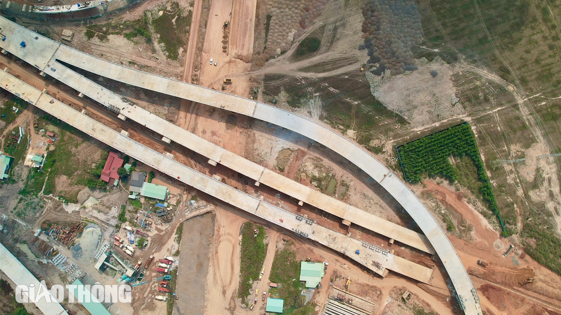 Lắp những tấm k&iacute;nh đầu ti&ecirc;n ở nh&agrave; ga si&ecirc;u s&acirc;n bay Long Th&agrave;nh- Ảnh 16.