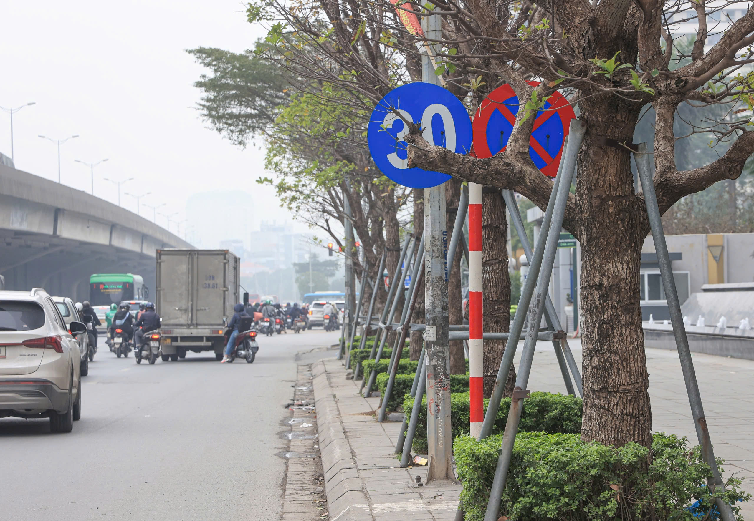 H&agrave; Nội: Cận cảnh biển b&aacute;o giao th&ocirc;ng "đ&aacute;nh đố" người đi đường- Ảnh 10.