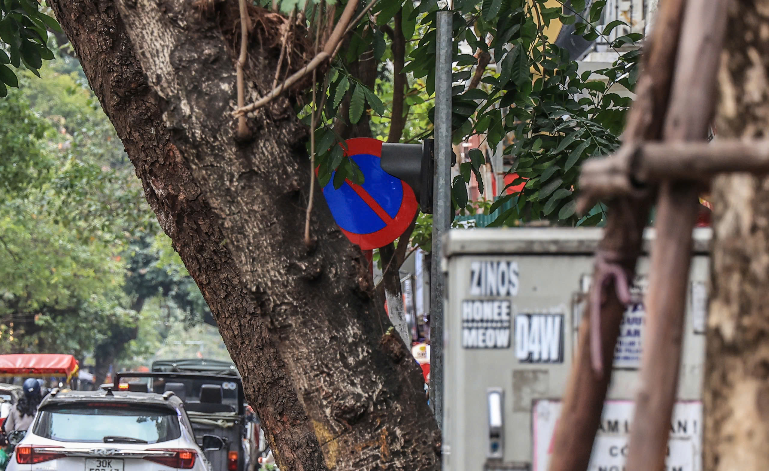 H&agrave; Nội: Cận cảnh biển b&aacute;o giao th&ocirc;ng "đ&aacute;nh đố" người đi đường- Ảnh 9.