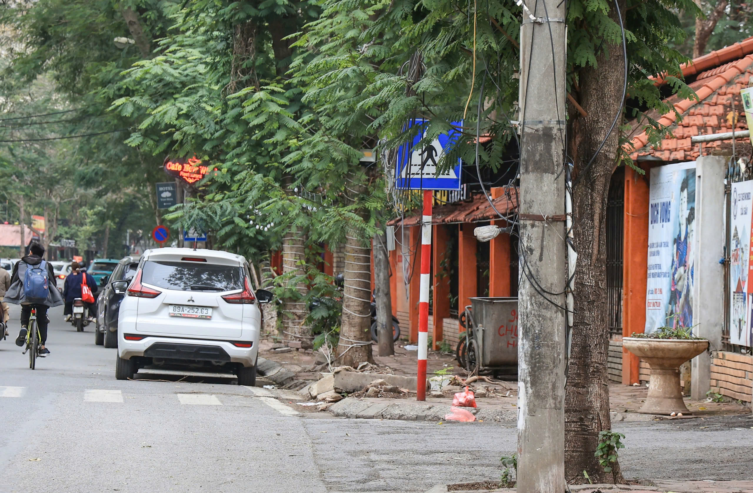 H&agrave; Nội: Cận cảnh biển b&aacute;o giao th&ocirc;ng "đ&aacute;nh đố" người đi đường- Ảnh 4.