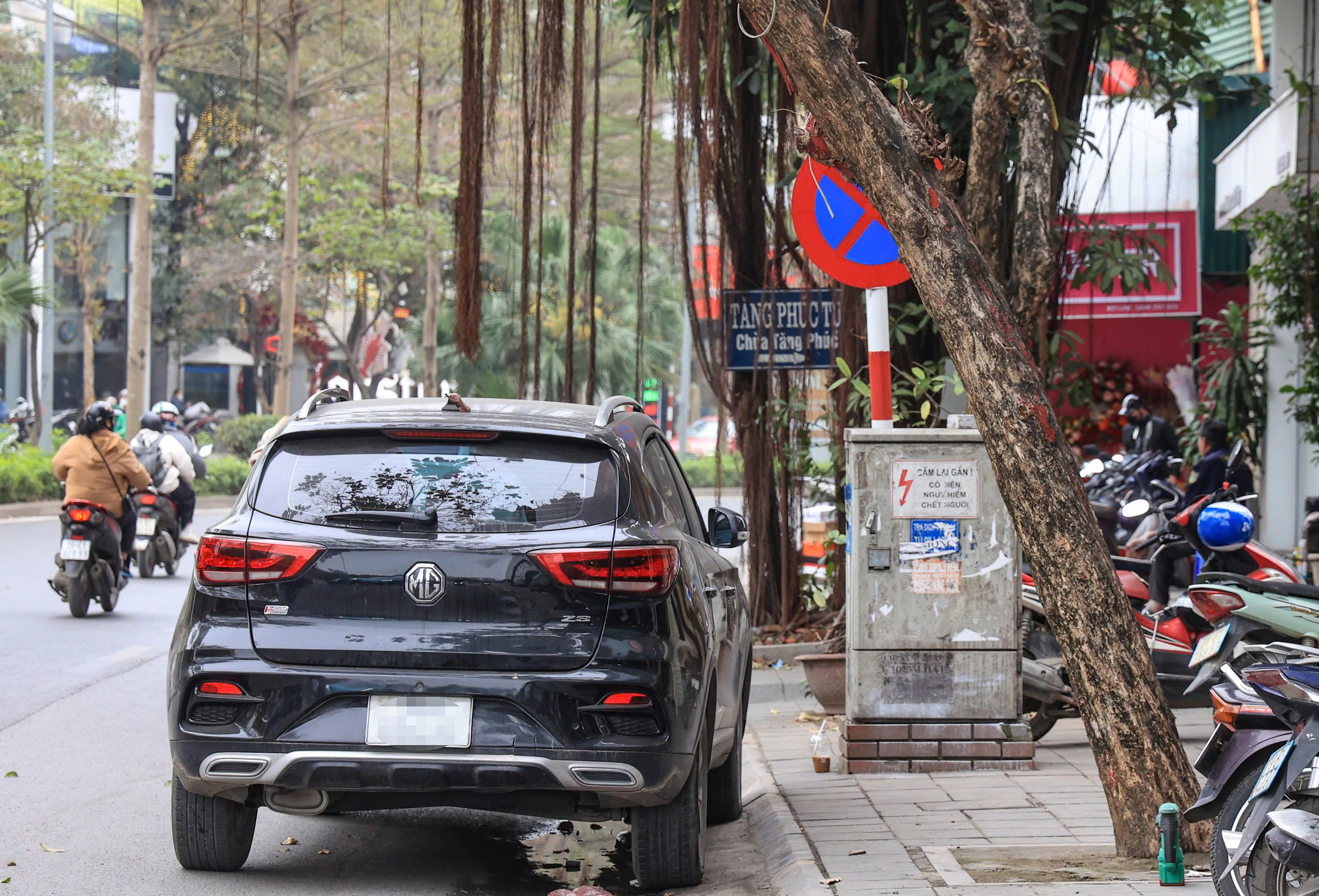 H&agrave; Nội: Cận cảnh biển b&aacute;o giao th&ocirc;ng "đ&aacute;nh đố" người đi đường- Ảnh 7.