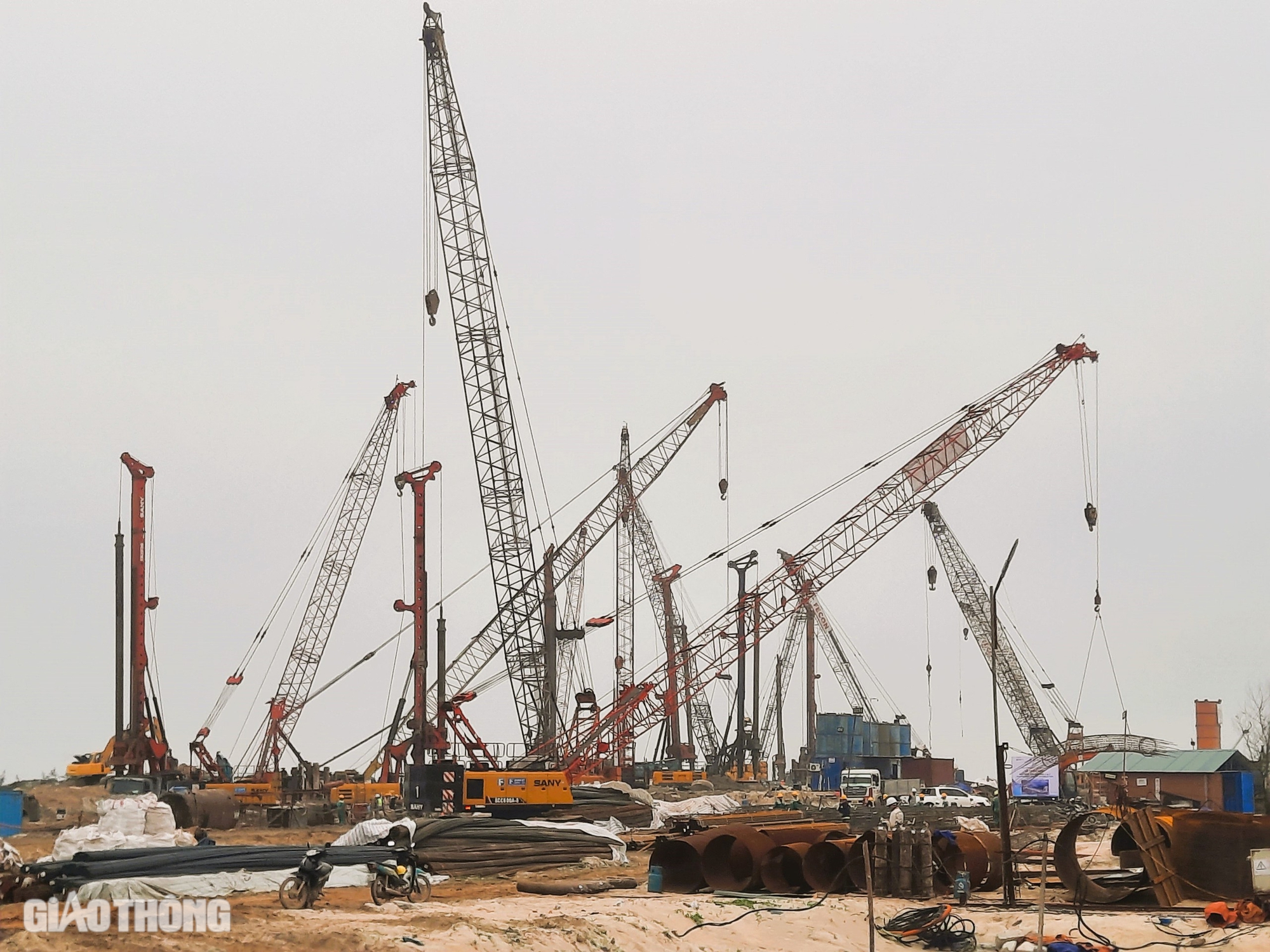 Dự án khu bến cảng Mỹ Thủy nhộn nhịp thi công, hoàn thành bến số 1 cuối năm 2025- Ảnh 1. Dự án khu bến cảng Mỹ Thủy nhộn nhịp thi công, hoàn thành bến số 1 cuối năm 2025- Ảnh 1.