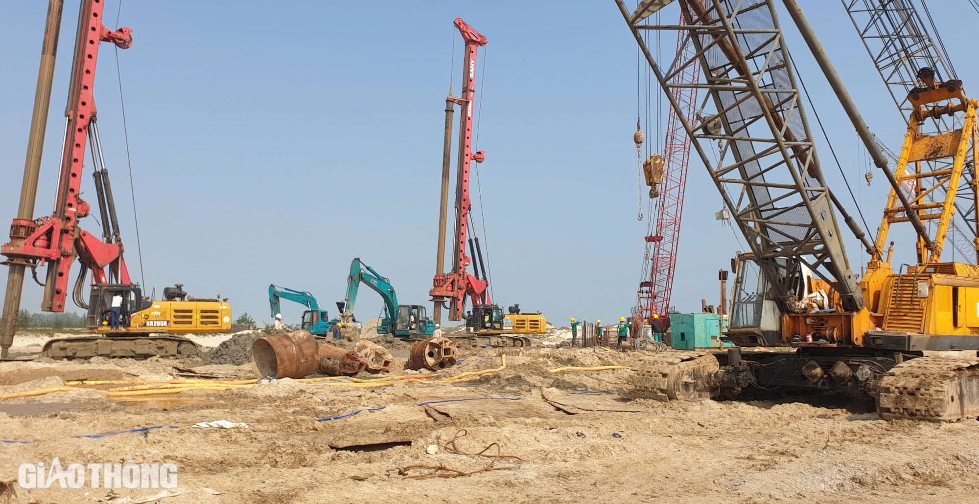 Dự án khu bến cảng Mỹ Thủy nhộn nhịp thi công, hoàn thành bến số 1 cuối năm 2025- Ảnh 2. Dự án khu bến cảng Mỹ Thủy nhộn nhịp thi công, hoàn thành bến số 1 cuối năm 2025- Ảnh 2.