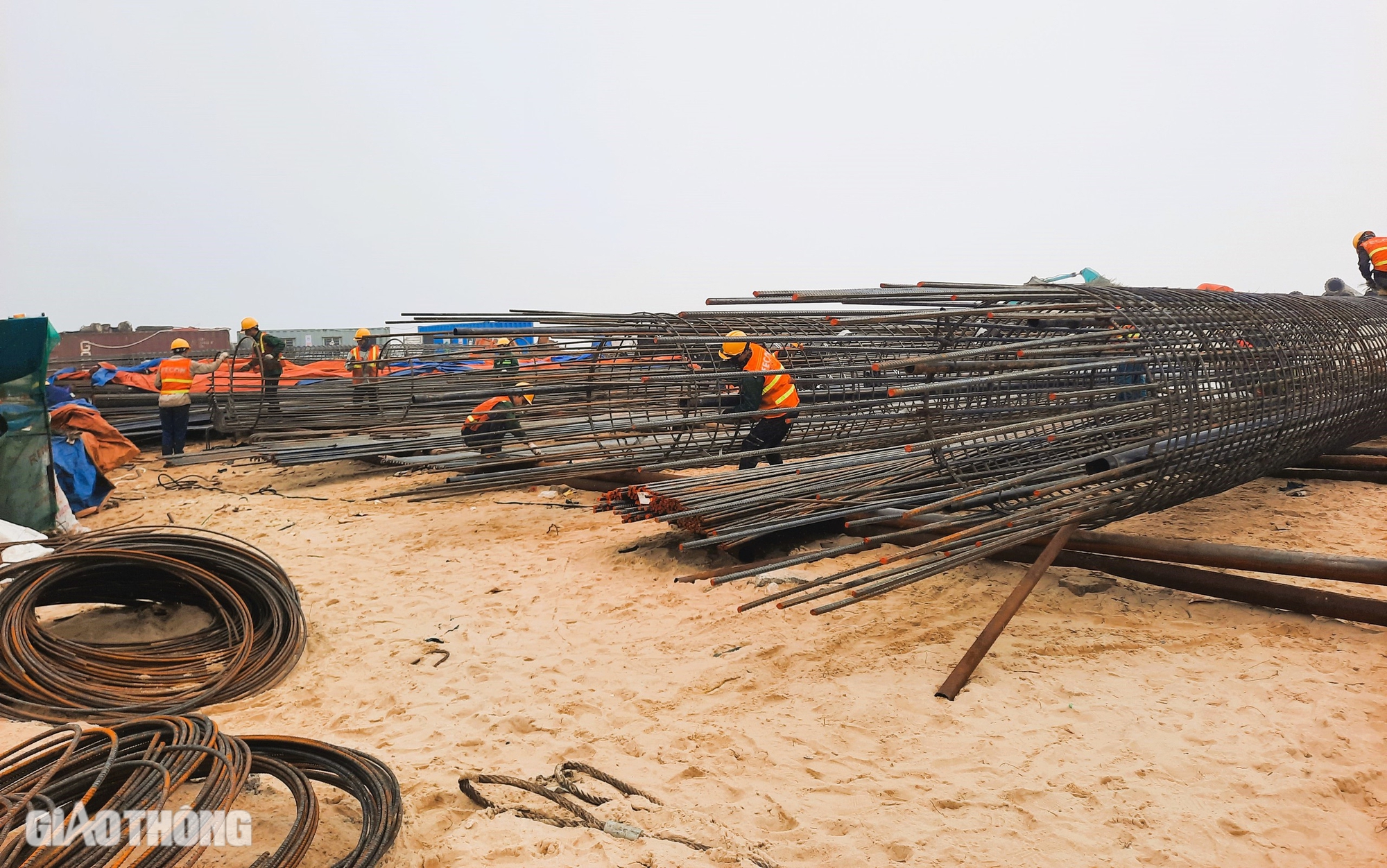 Dự án khu bến cảng Mỹ Thủy nhộn nhịp thi công, hoàn thành bến số 1 cuối năm 2025- Ảnh 3. Dự án khu bến cảng Mỹ Thủy nhộn nhịp thi công, hoàn thành bến số 1 cuối năm 2025- Ảnh 3.