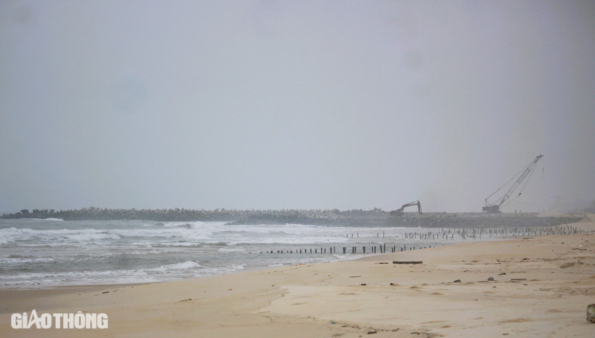 Dự án khu bến cảng Mỹ Thủy nhộn nhịp thi công, hoàn thành bến số 1 cuối năm 2025- Ảnh 6. Dự án khu bến cảng Mỹ Thủy nhộn nhịp thi công, hoàn thành bến số 1 cuối năm 2025- Ảnh 6.