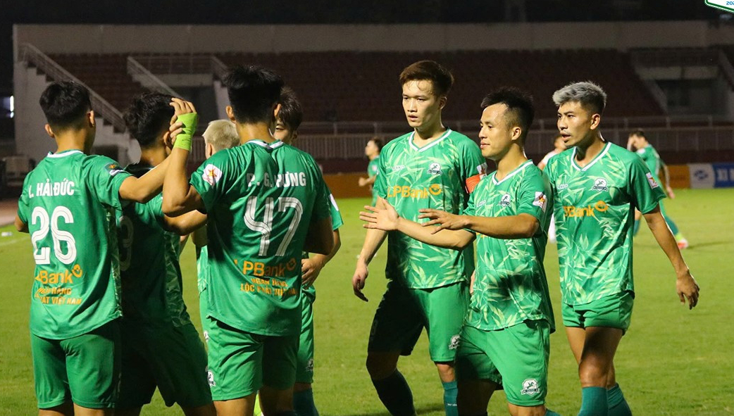 Đội b&oacute;ng của Ho&agrave;ng Đức lập loạt kỷ lục v&ocirc; tiền kho&aacute;ng hậu ở giải hạng Nhất- Ảnh 1.