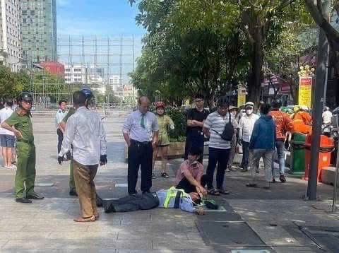 Bắt khẩn cấp kẻ đ&aacute;nh bảo vệ v&igrave; kh&ocirc;ng cho đưa ch&oacute; v&agrave;o c&ocirc;ng vi&ecirc;n tr&ecirc;n đường Nguyễn Huệ- Ảnh 2.