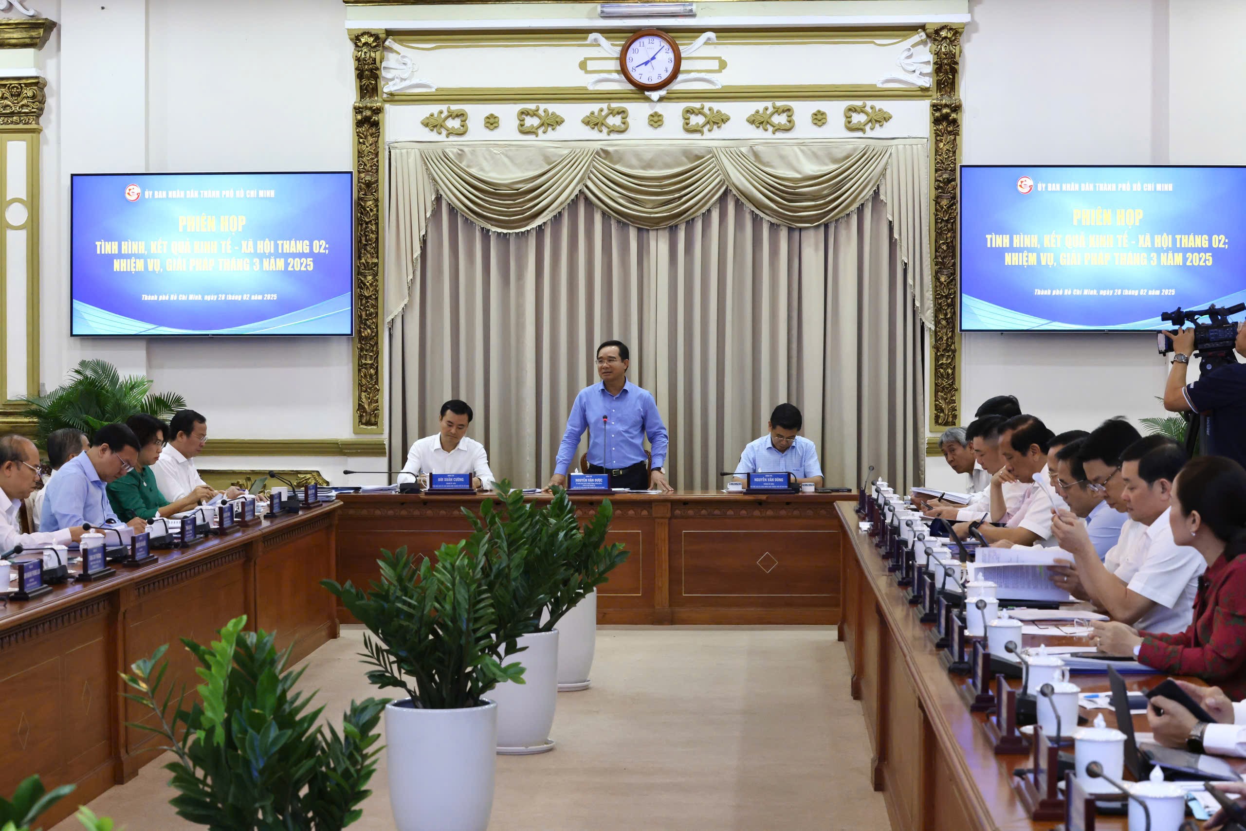 T&acirc;n chủ tịch TP.HCM y&ecirc;u cầu th&aacute;o gỡ kh&oacute; khăn để tăng trưởng đạt mức 2 con số- Ảnh 1.