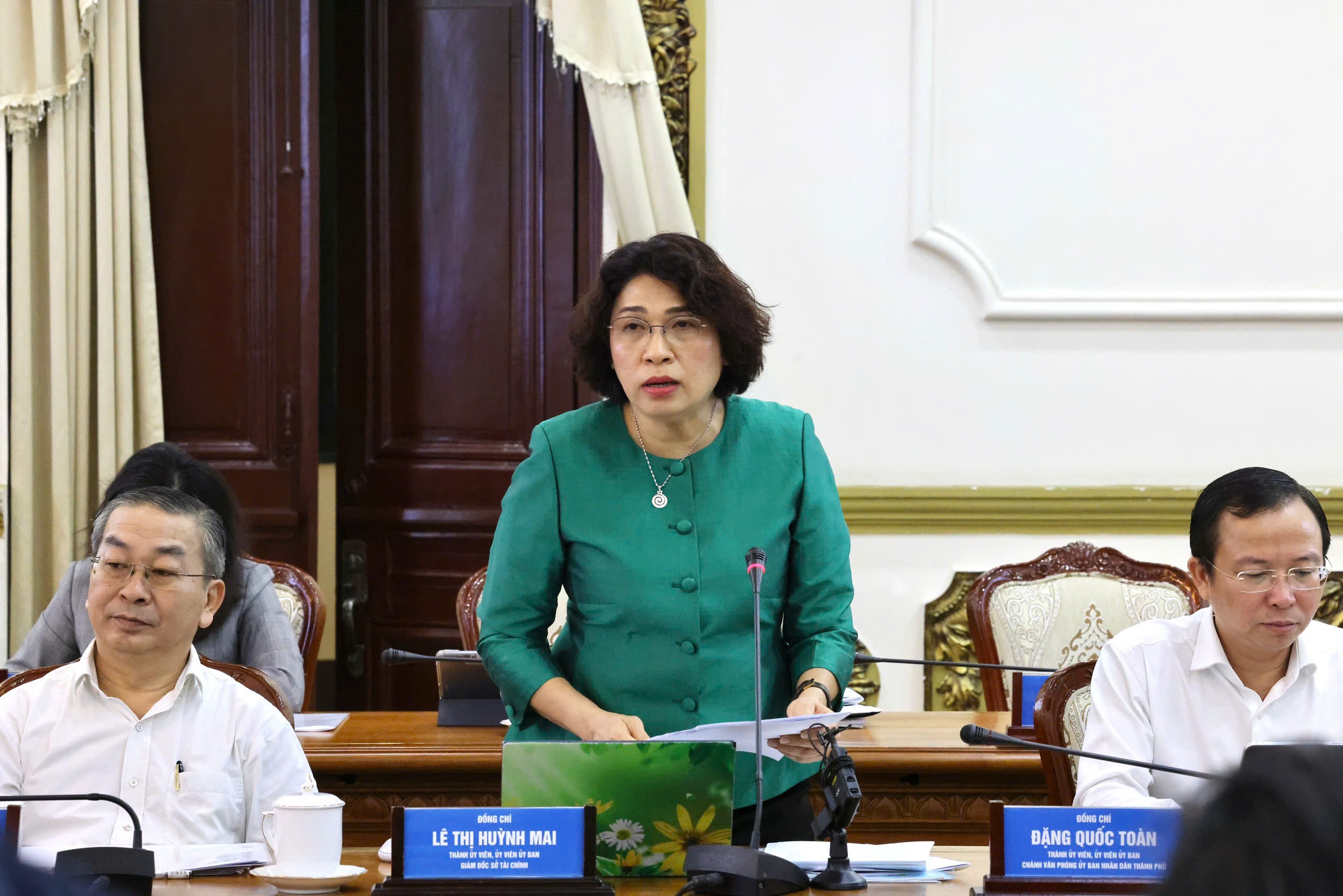 T&acirc;n chủ tịch TP.HCM y&ecirc;u cầu th&aacute;o gỡ kh&oacute; khăn để tăng trưởng đạt mức 2 con số- Ảnh 2.