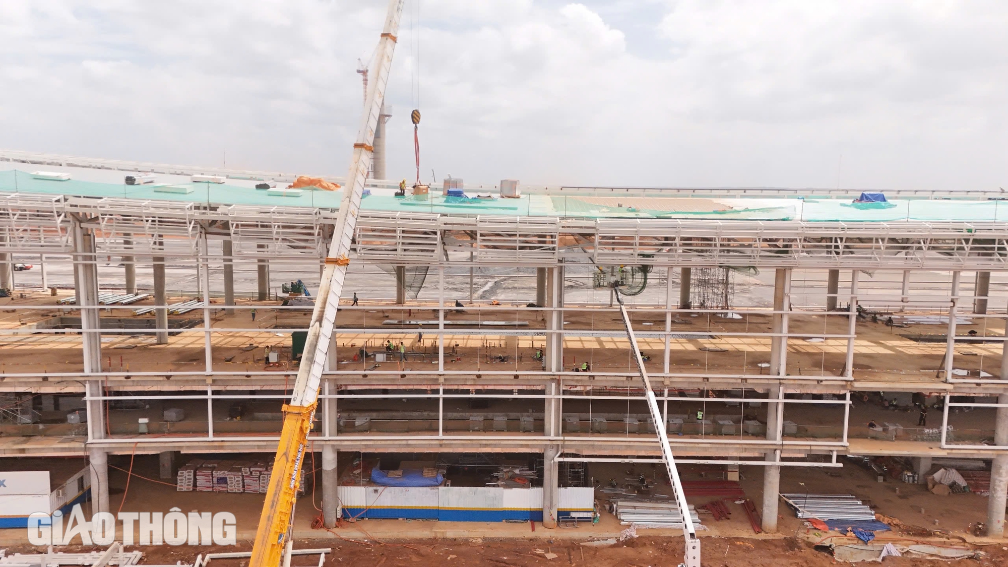 Lắp những tấm k&iacute;nh đầu ti&ecirc;n ở nh&agrave; ga si&ecirc;u s&acirc;n bay Long Th&agrave;nh- Ảnh 6.