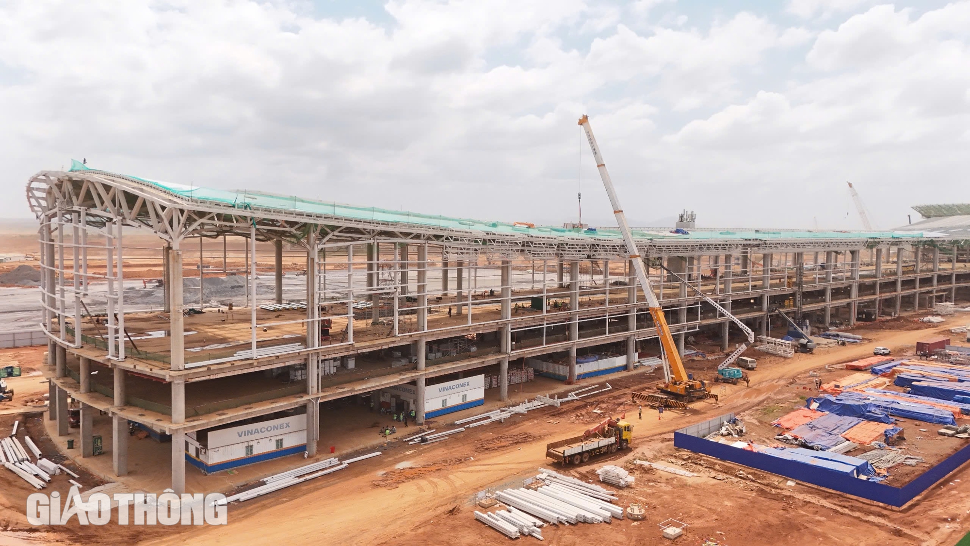 Lắp những tấm k&iacute;nh đầu ti&ecirc;n ở nh&agrave; ga si&ecirc;u s&acirc;n bay Long Th&agrave;nh- Ảnh 7.