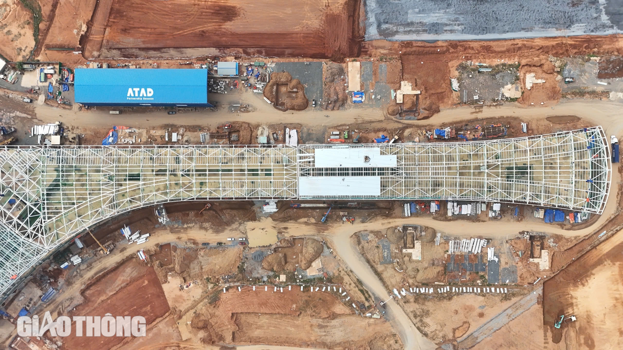 Lắp những tấm k&iacute;nh đầu ti&ecirc;n ở nh&agrave; ga si&ecirc;u s&acirc;n bay Long Th&agrave;nh- Ảnh 15.