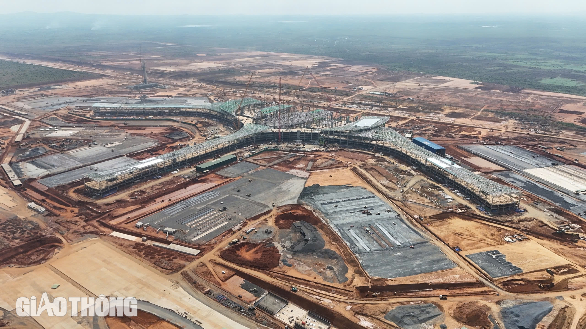 Lắp những tấm k&iacute;nh đầu ti&ecirc;n ở nh&agrave; ga si&ecirc;u s&acirc;n bay Long Th&agrave;nh- Ảnh 17.