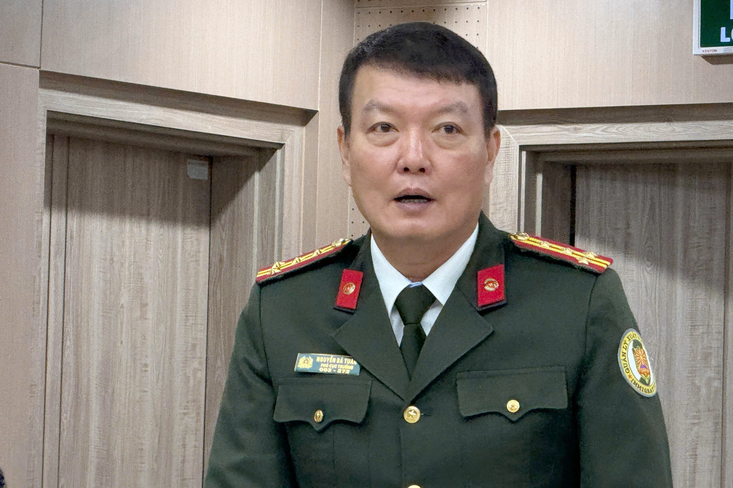 Bộ C&ocirc;ng an: Người phẫu thuật khu&ocirc;n mặt n&ecirc;n l&agrave;m lại hộ chiếu nếu muốn xuất, nhập cảnh- Ảnh 1.