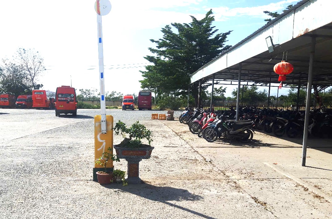Cho nghỉ việc nh&acirc;n vi&ecirc;n bảo vệ bến xe kh&aacute;ch Ninh Thuận thu ph&iacute; tr&ocirc;ng xe sai quy định - Ảnh 2.